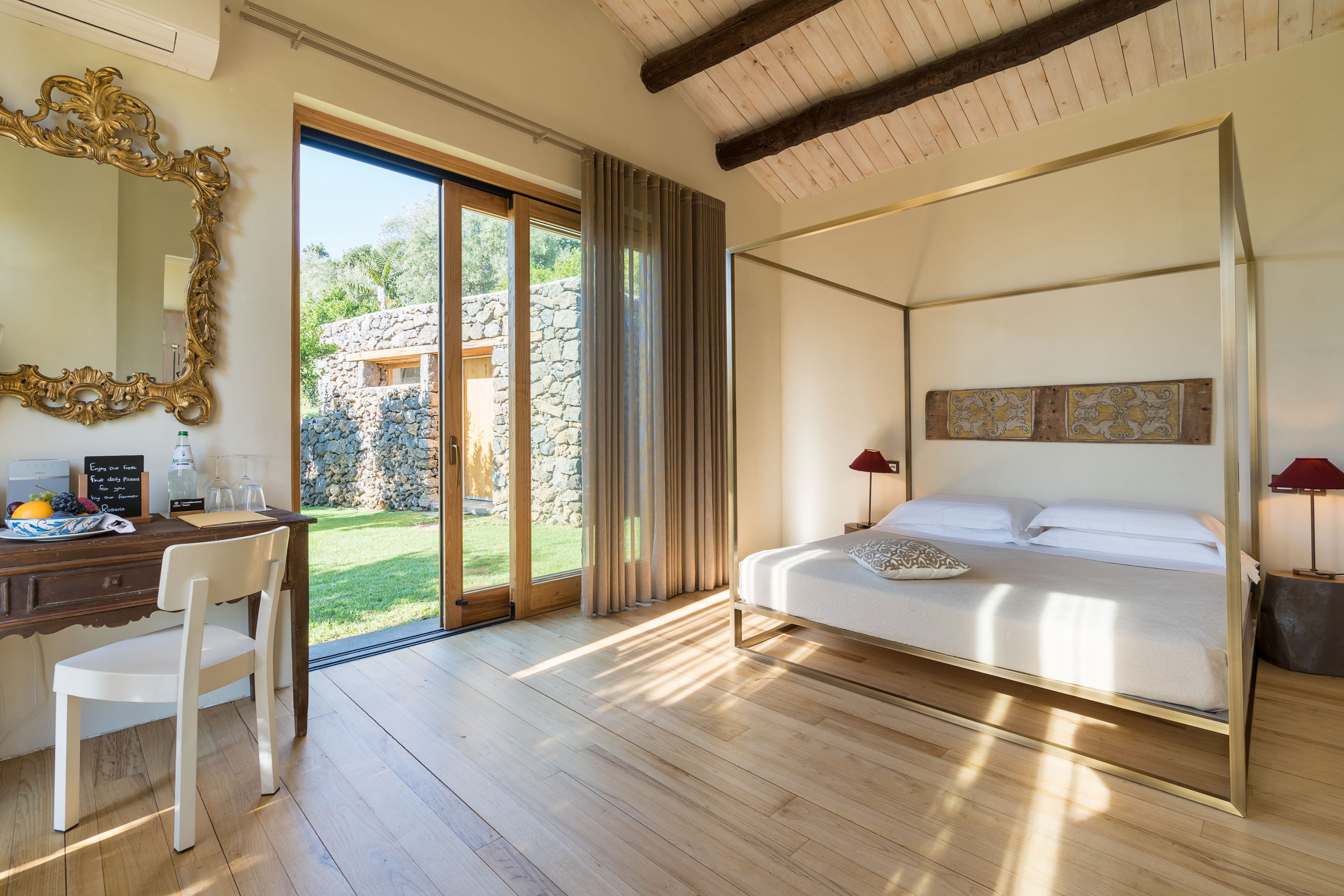 IT -Accommodatie-Monaci Delle Terre Nere-profumato bedroom.jpg