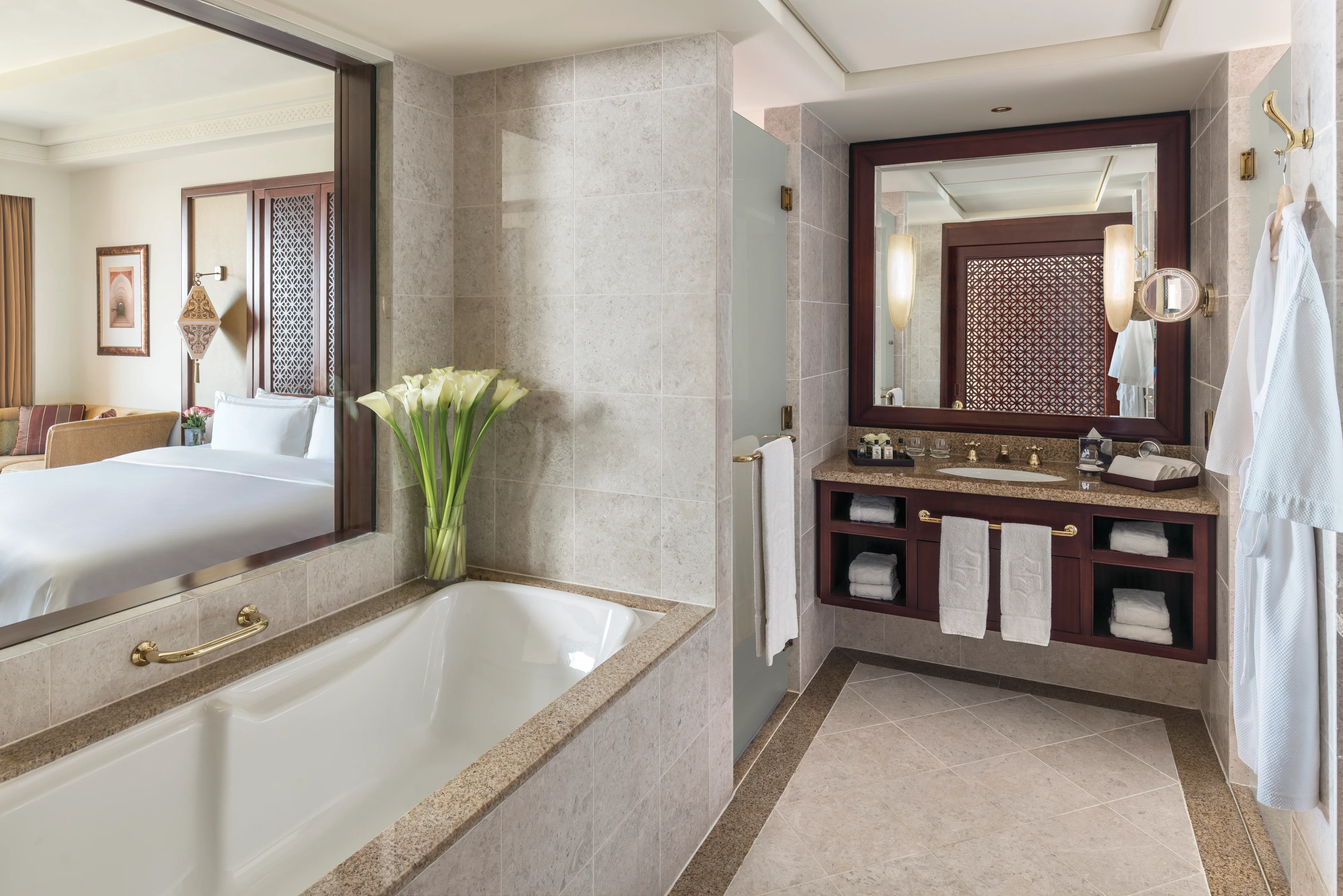 OM - Shangri-La Al Husn Resort & Spa - Deluxe Bathroom.webp