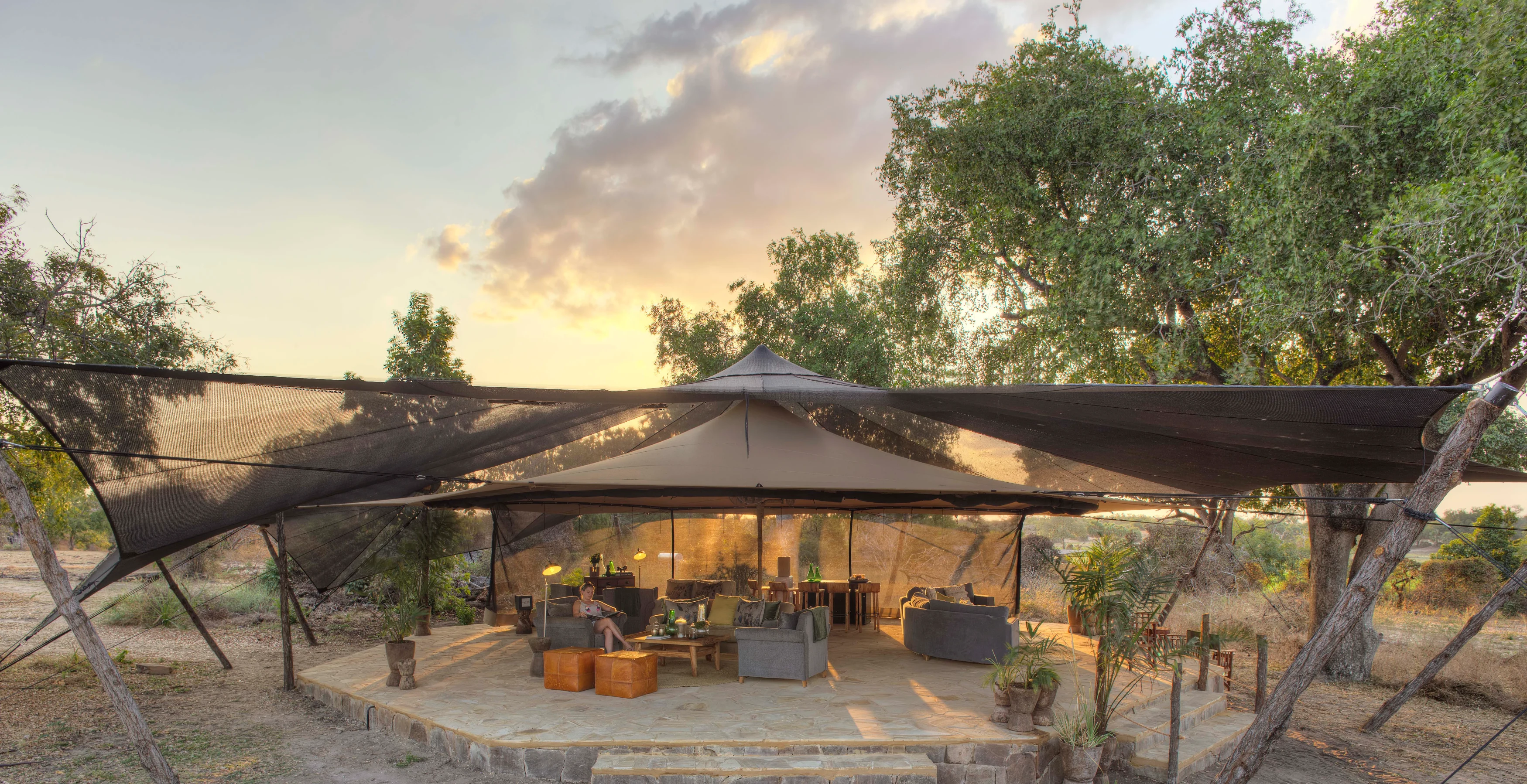 TZ-Roho ya Selous-lounge and bar.webp