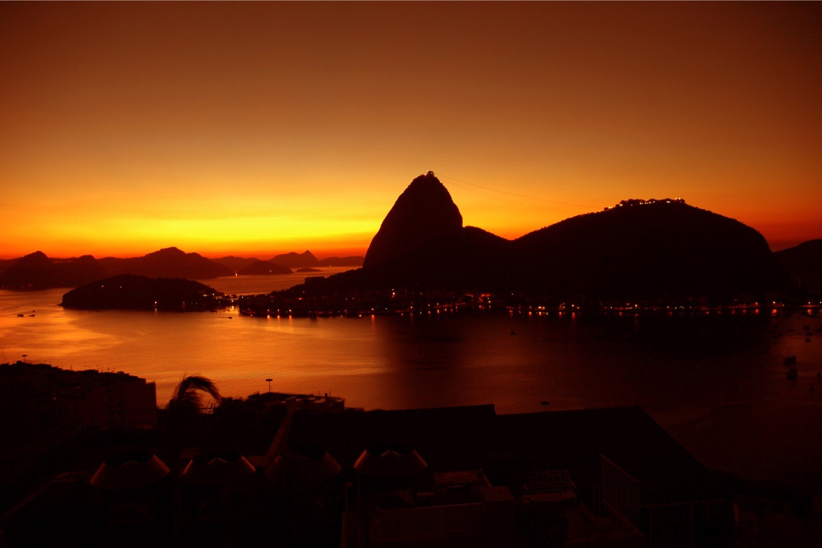 BR_-_Rio_by_night_-_Sugarloaf.jpg