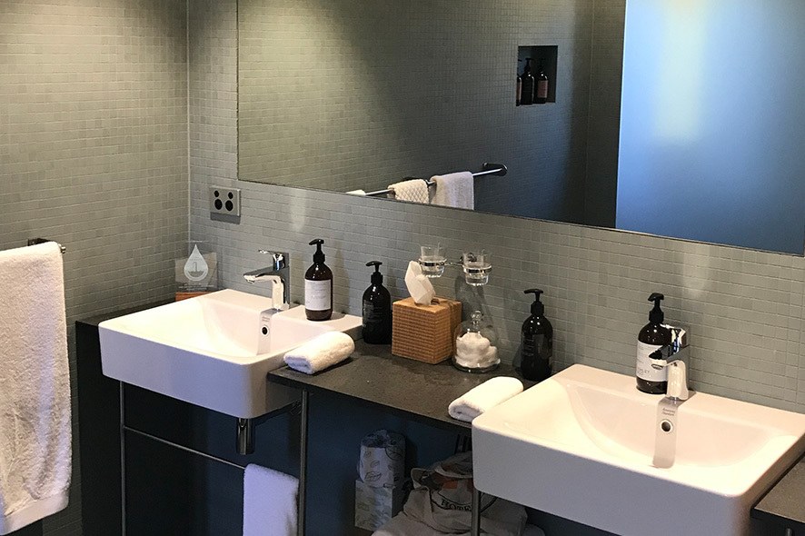NZ - The Boatshed - Bathroom.jpg