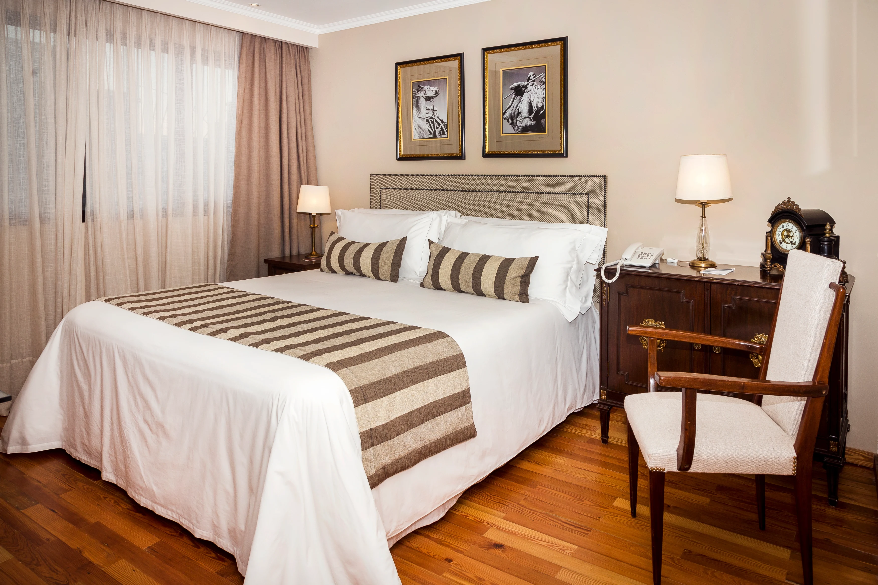 UY - accommodatie -Alma Historica - Bedroom (6).webp