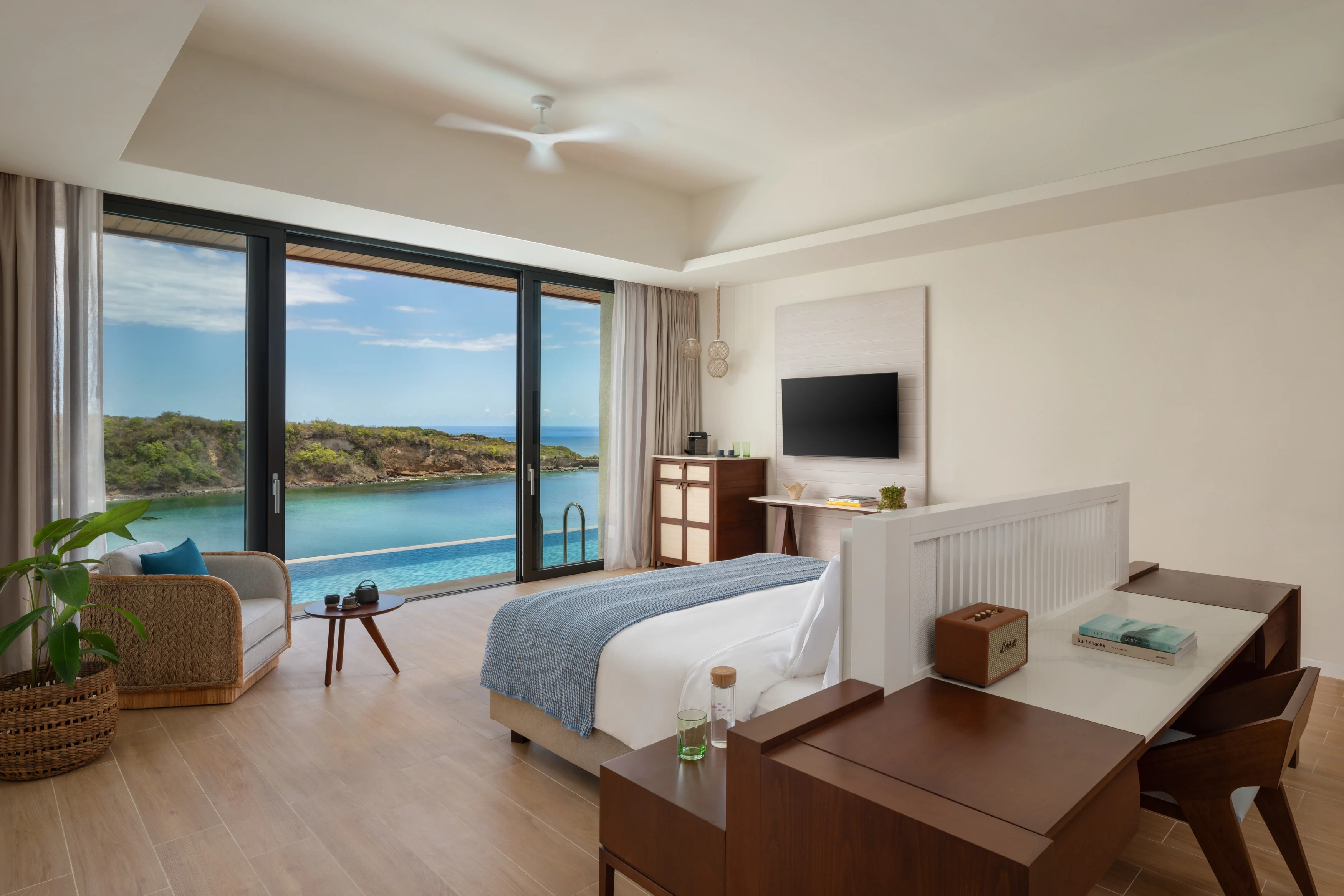 FJ - Accommodatie - Six Senses Fiji -Four Bedroom Cliff Retreat Primary Bedroom.webp