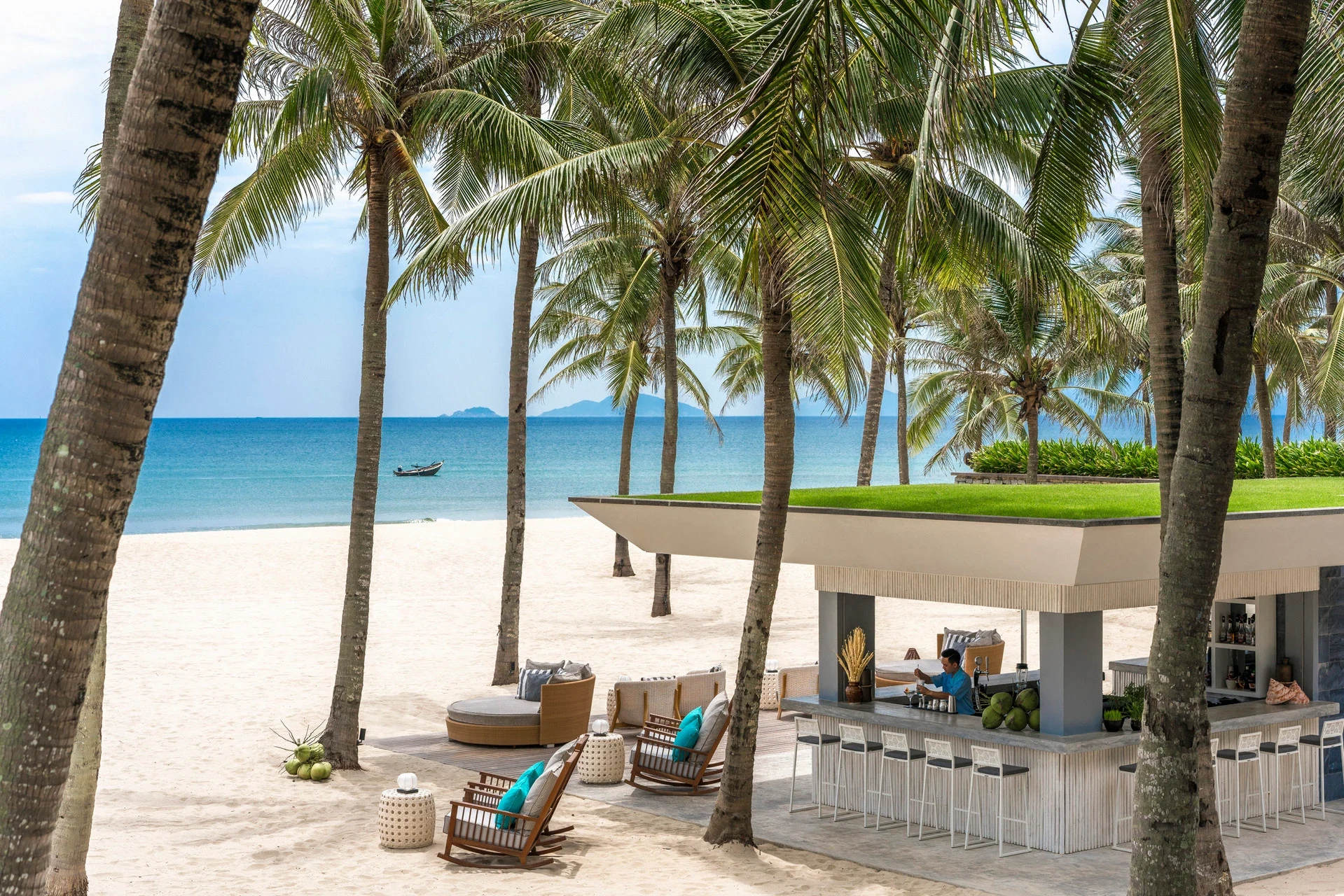 VN - Four Seasons The Nam Hai - Beach Bar.webp