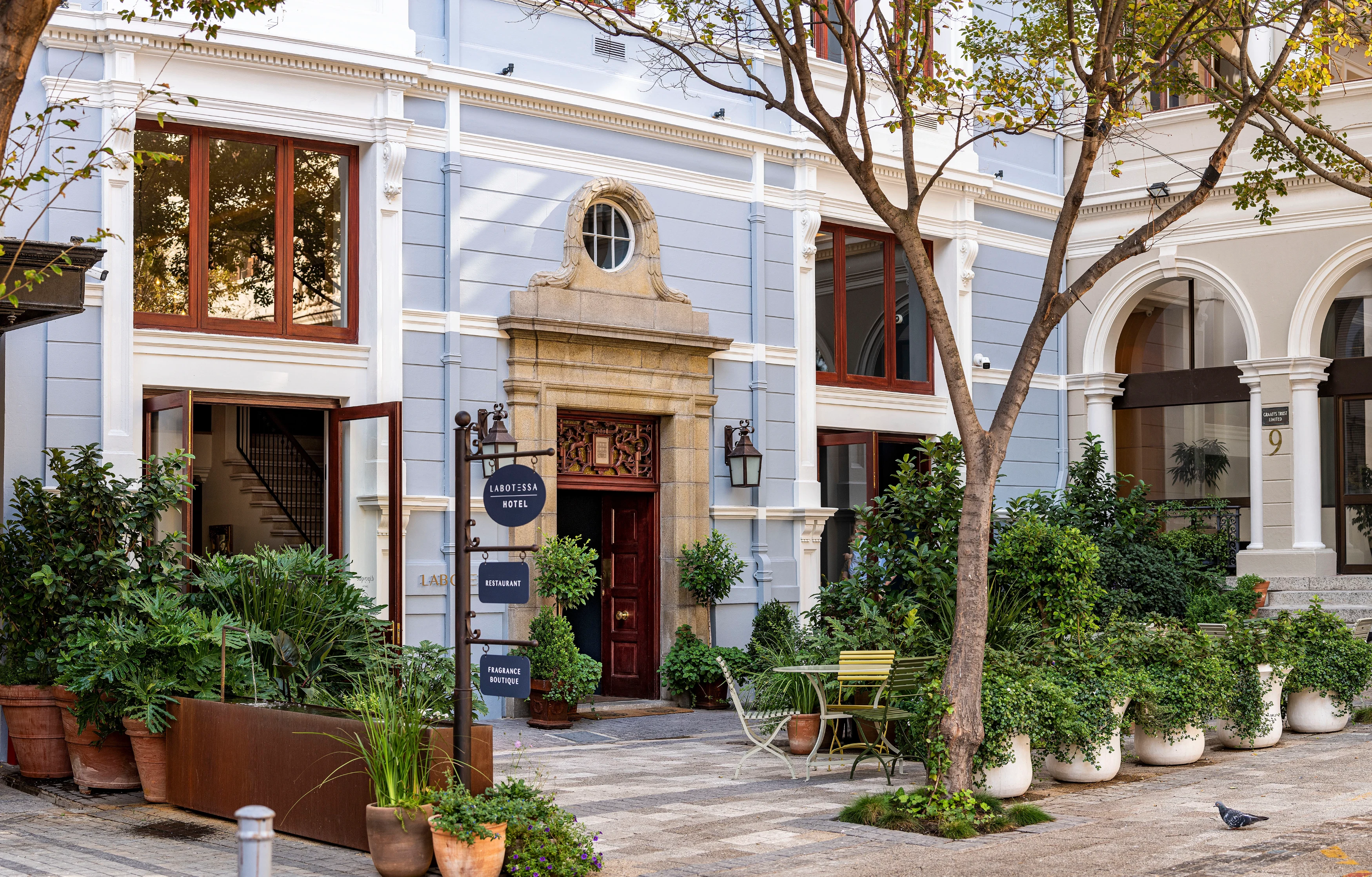 ZA-accommodatie-Labotessa-blue building door.webp