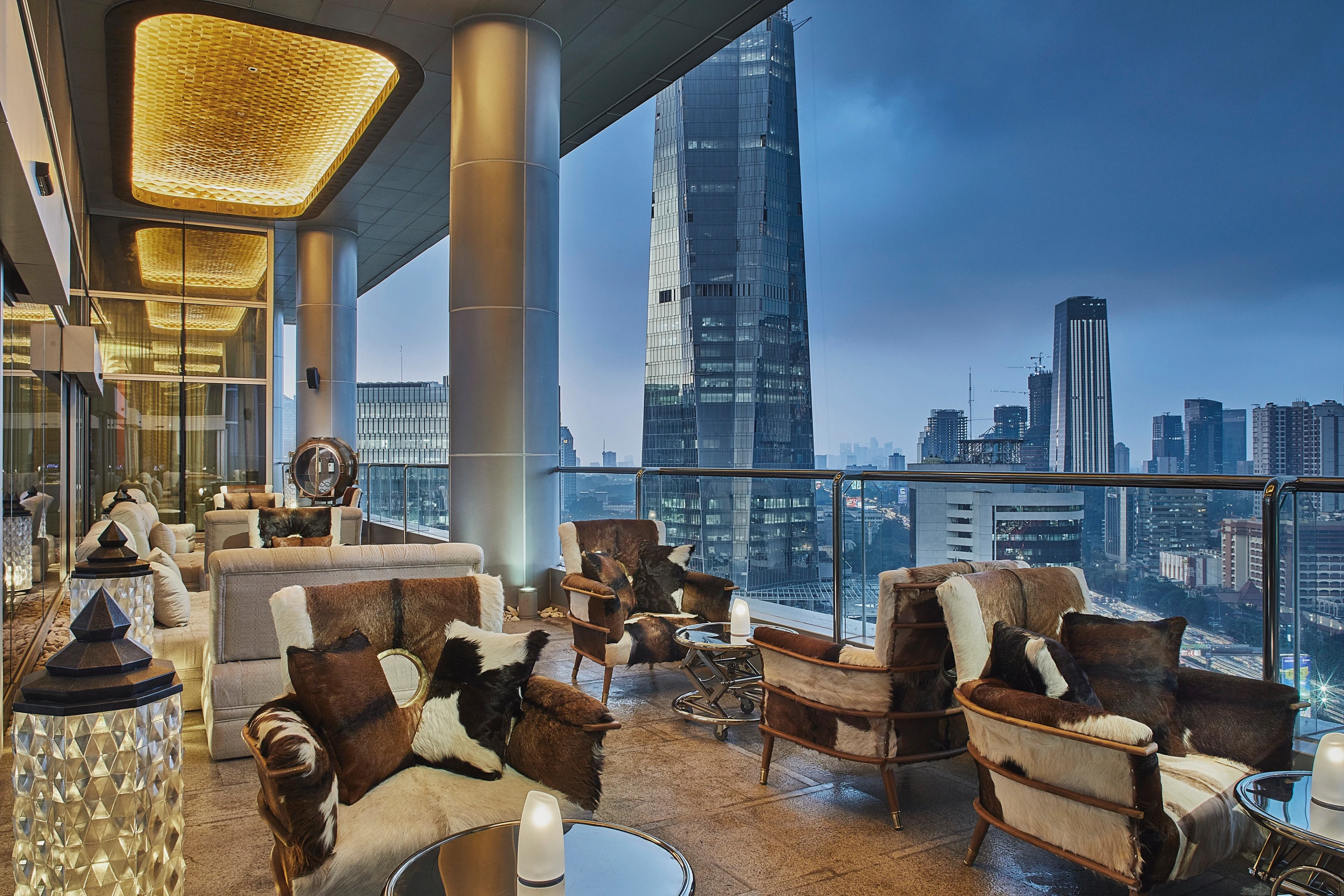 ID-Accommodatie-Four-Seasons-Jakarta-Alto-Restaurant-Outdoor.webp