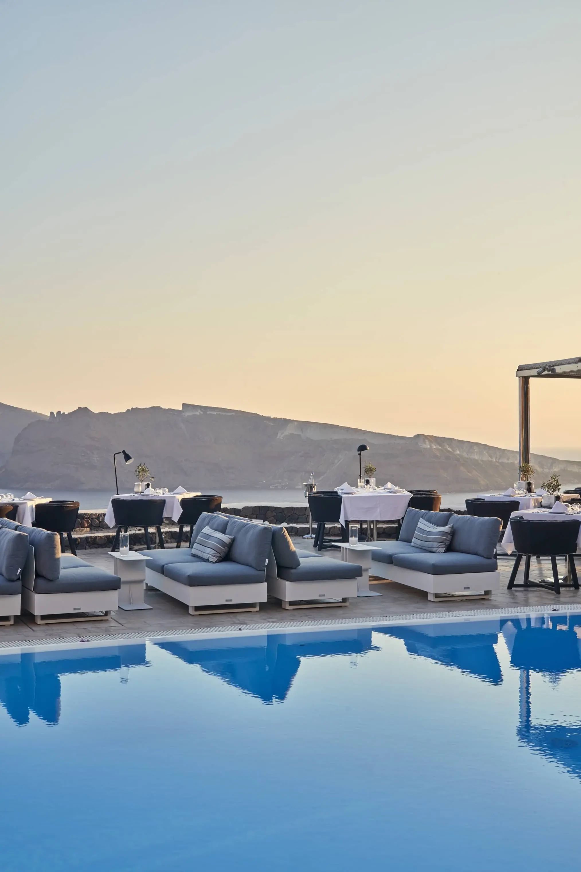 GR - Canaves Oia Suites - Lounge.webp