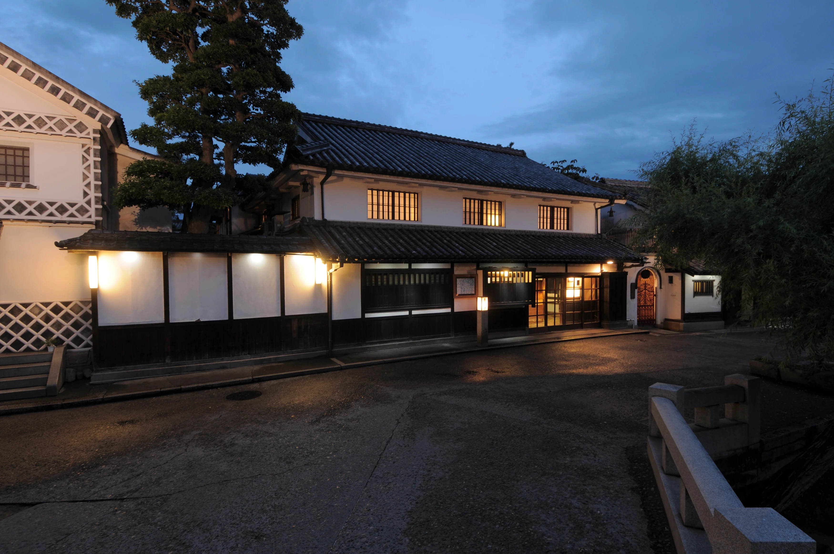 JP - Kurashiki Ryokan nighttime.webp