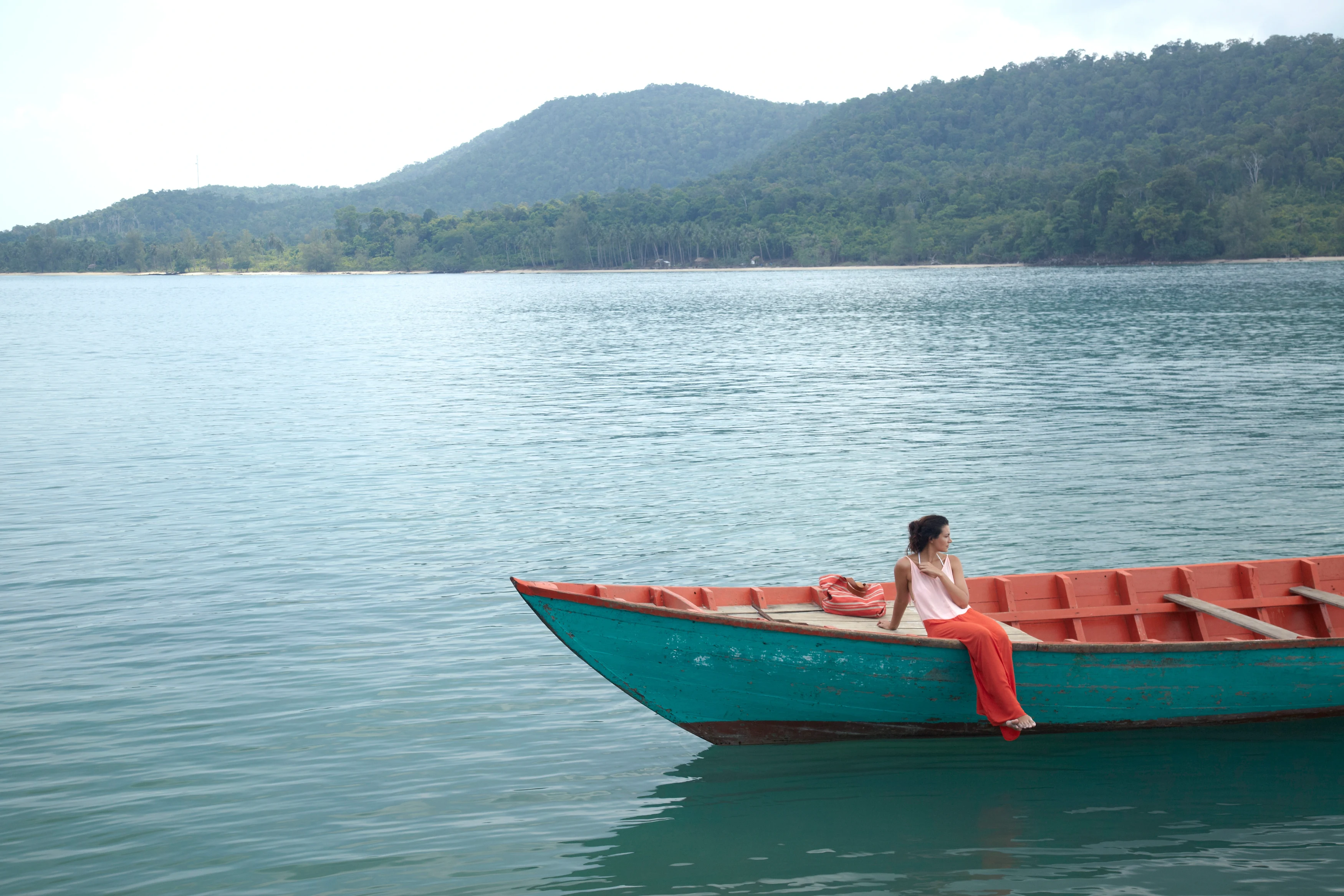 KH - Song Saa Private Island - Guest in local boat, sea & island.webp