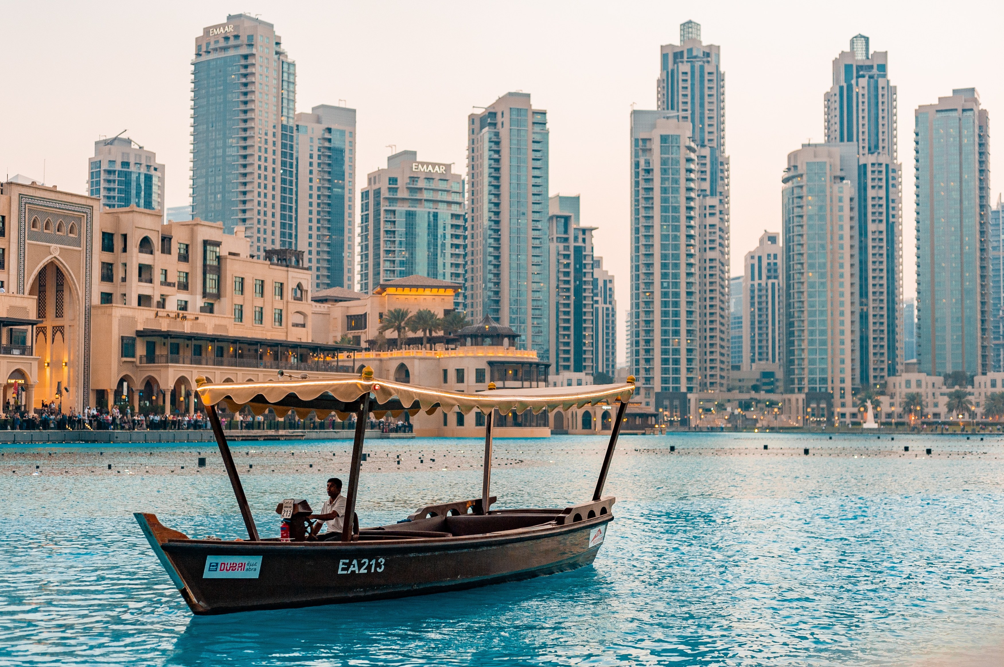 AE-Dubai Algemeen- Boat and skyline.jpg