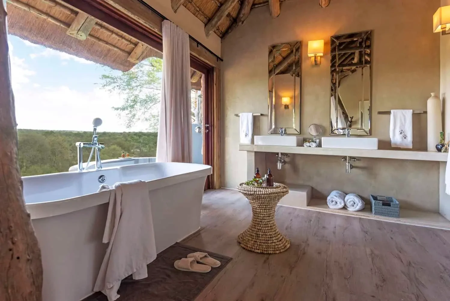 ZA- leopard hills - raised luxury suites bath.webp