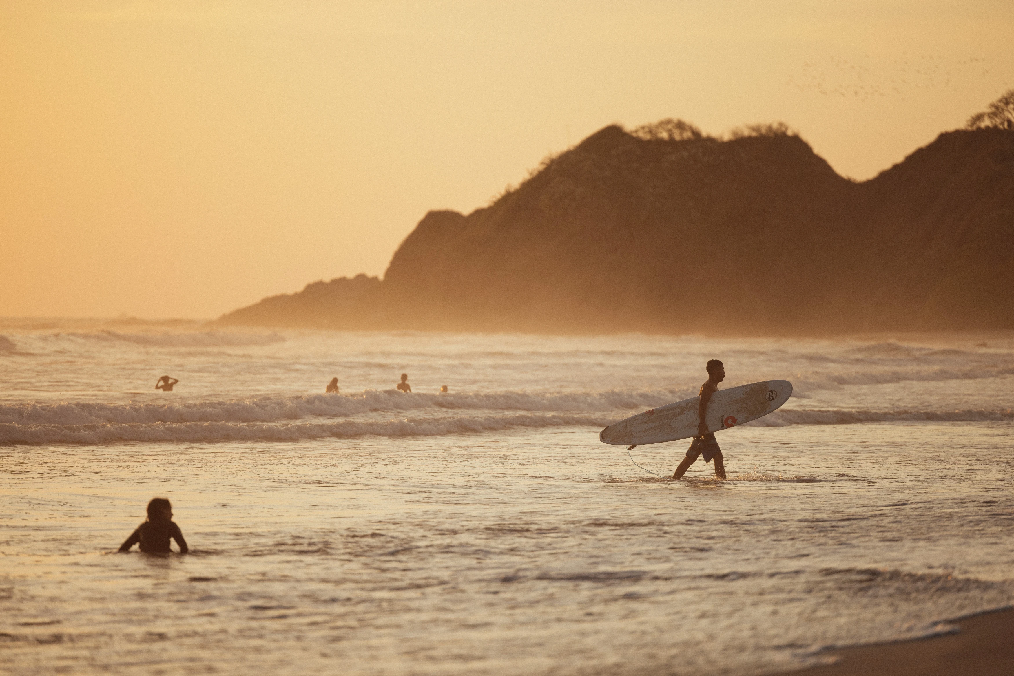 CR-Verkeersbureau Costa Rica Beeld -man-surfing-sunrise-ocean-guiones (2).webp