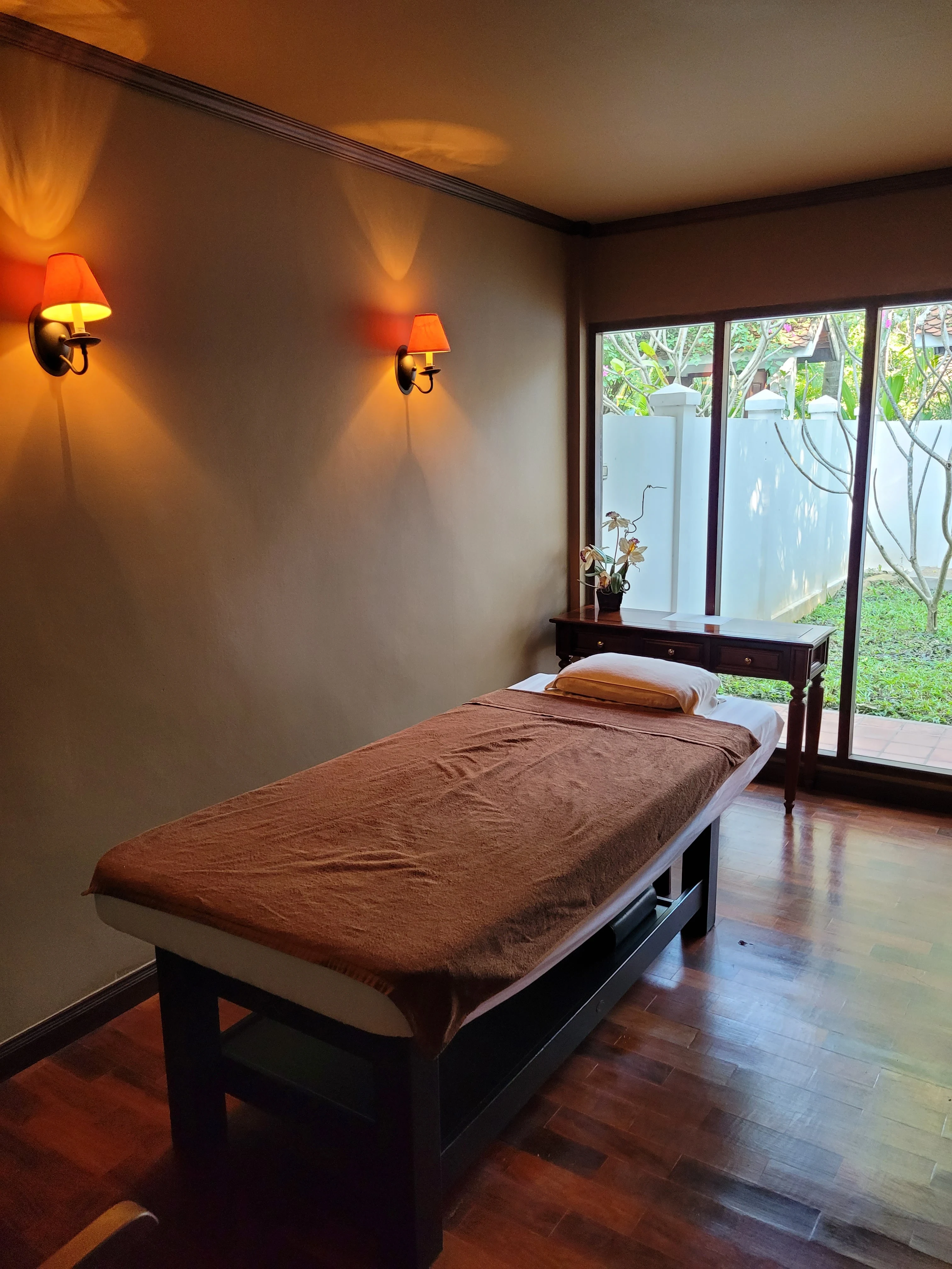 LA-Studiereis Evelyn- Settha palace- Massage tafel.webp