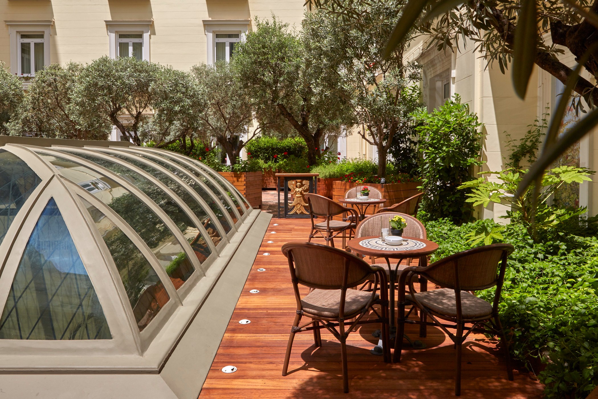 GR - Hotel Grande Betagne - Alexander's Lounge Courtyard.jpg