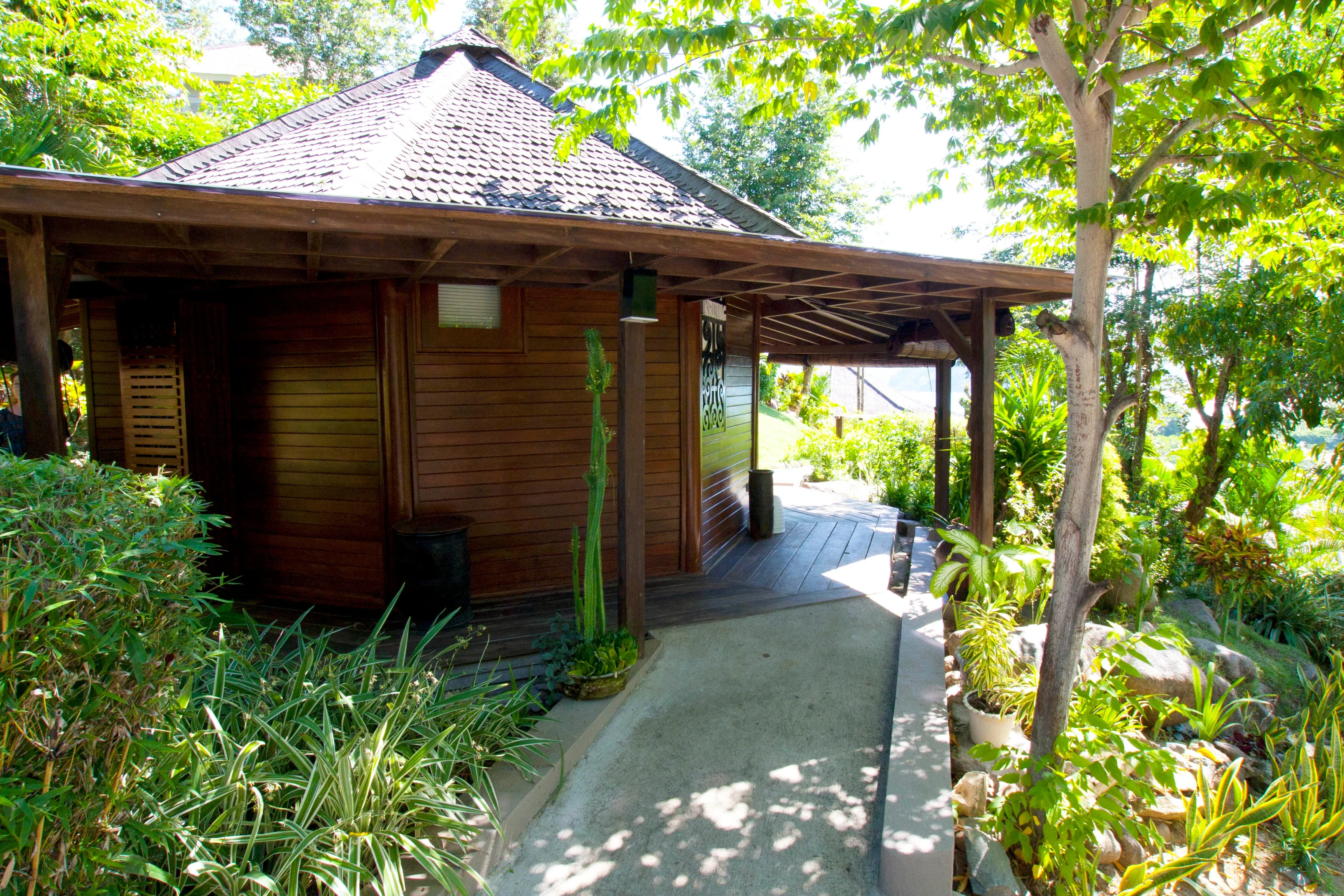 ID - Sempiak Villas - 1. kruing exterior.webp