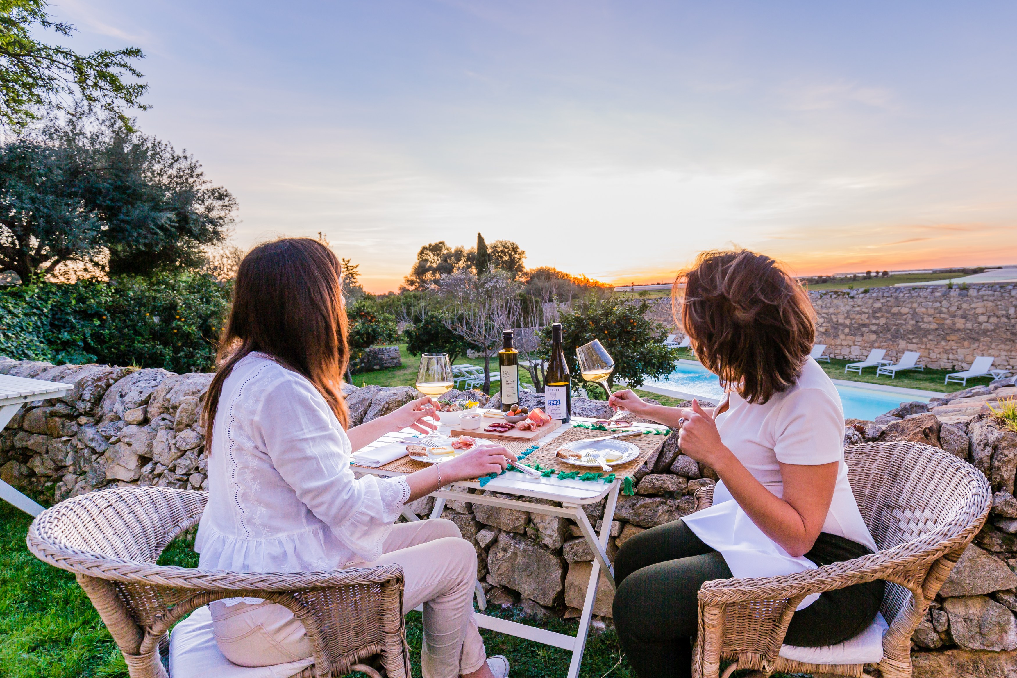 IT - Accommodatie - Baglio Occhipinti - Aperitif by the pool with sunset 2.jpg