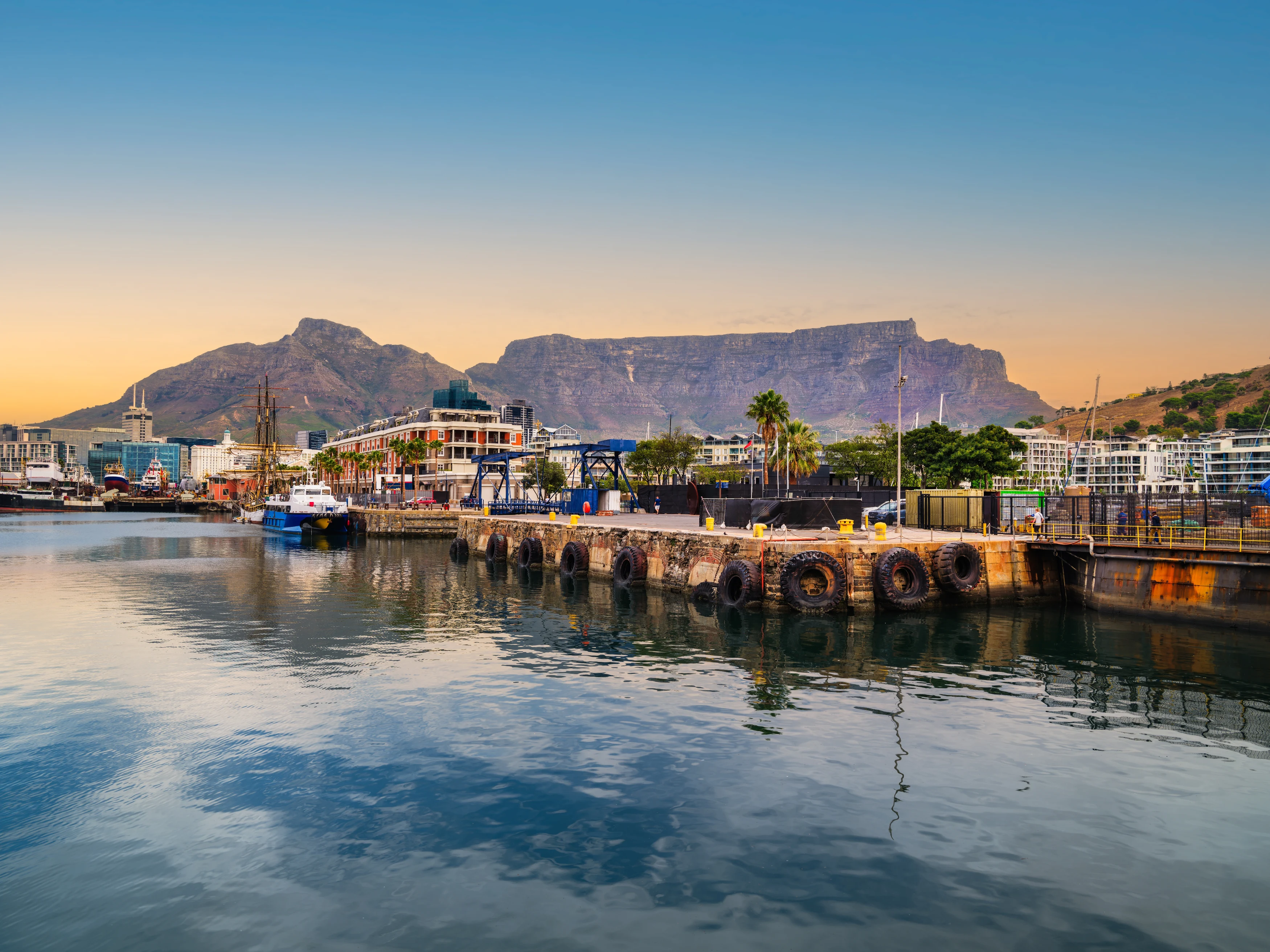 ZA-Kaapstad met Tafelberg-Shutterstock.webp