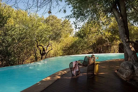 ZA-Accommodatie-Molori-Safari-zwembad-main-deck.webp