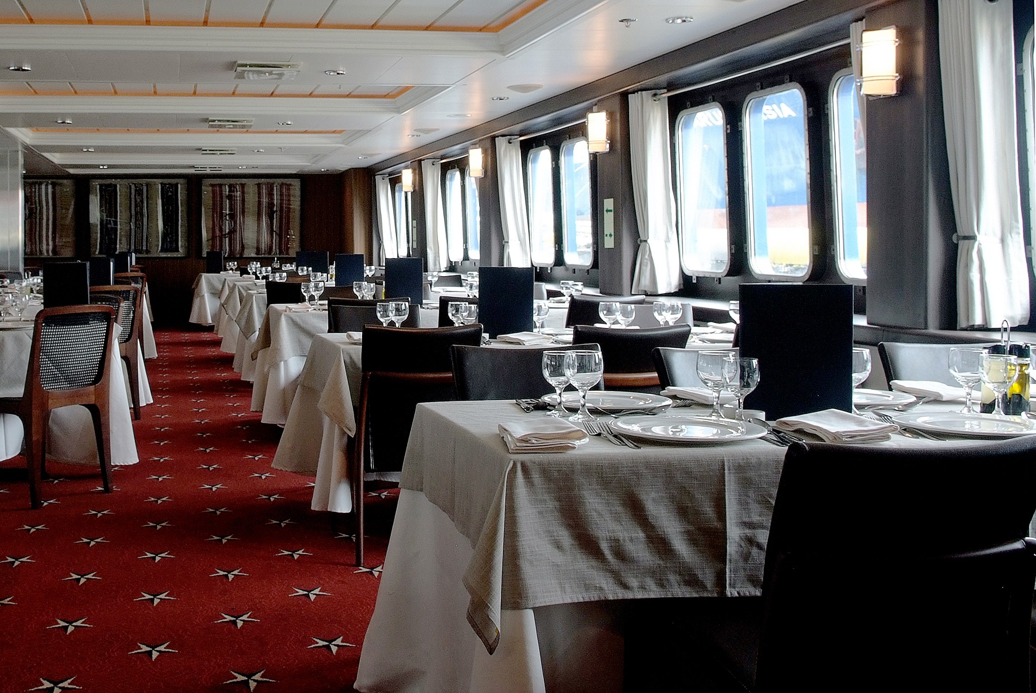 CL - Stella Australis - Dining.jpg