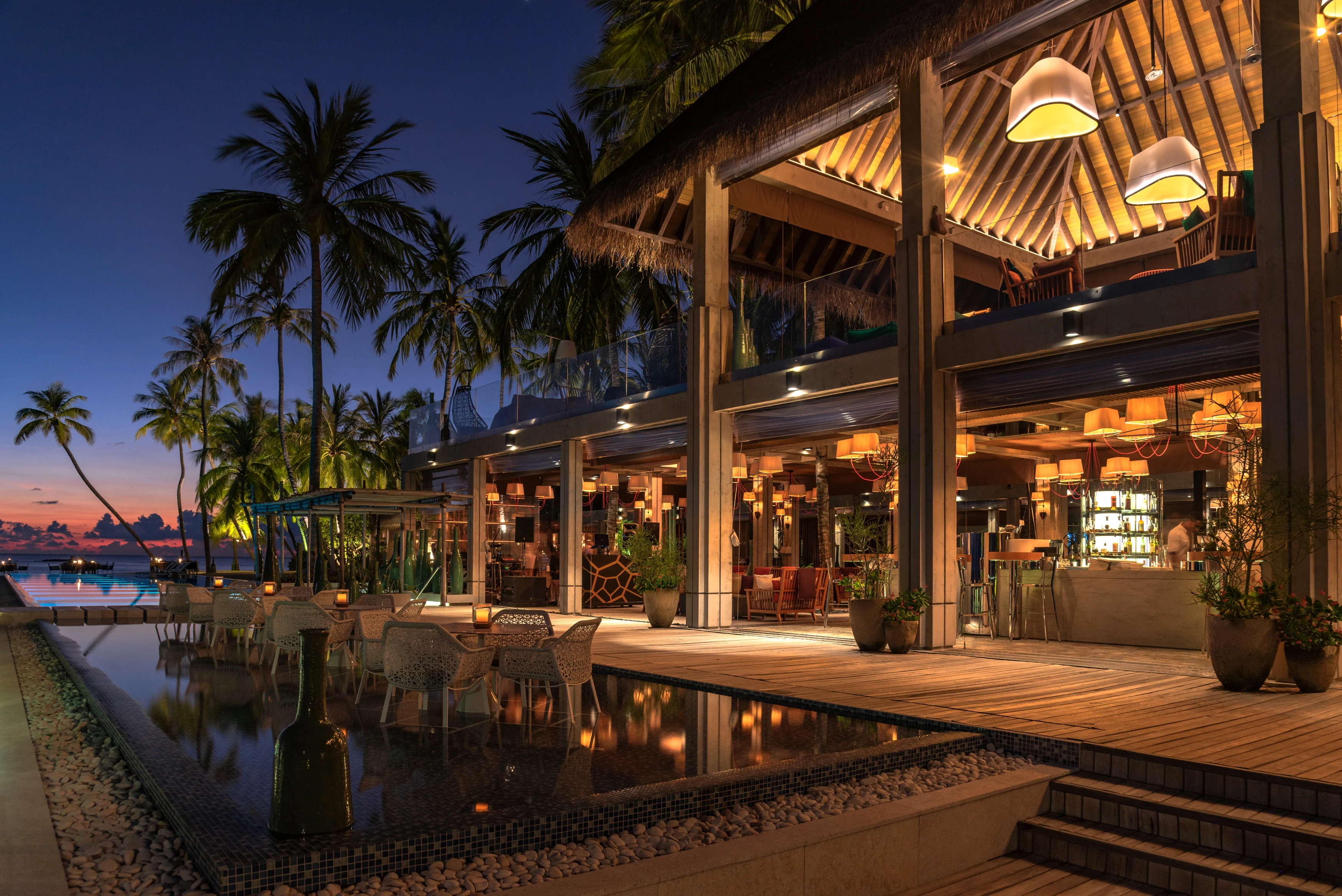 MV - Accommodatie - Velaa Private Island - Avi Pool Bar - Exterior Night.webp