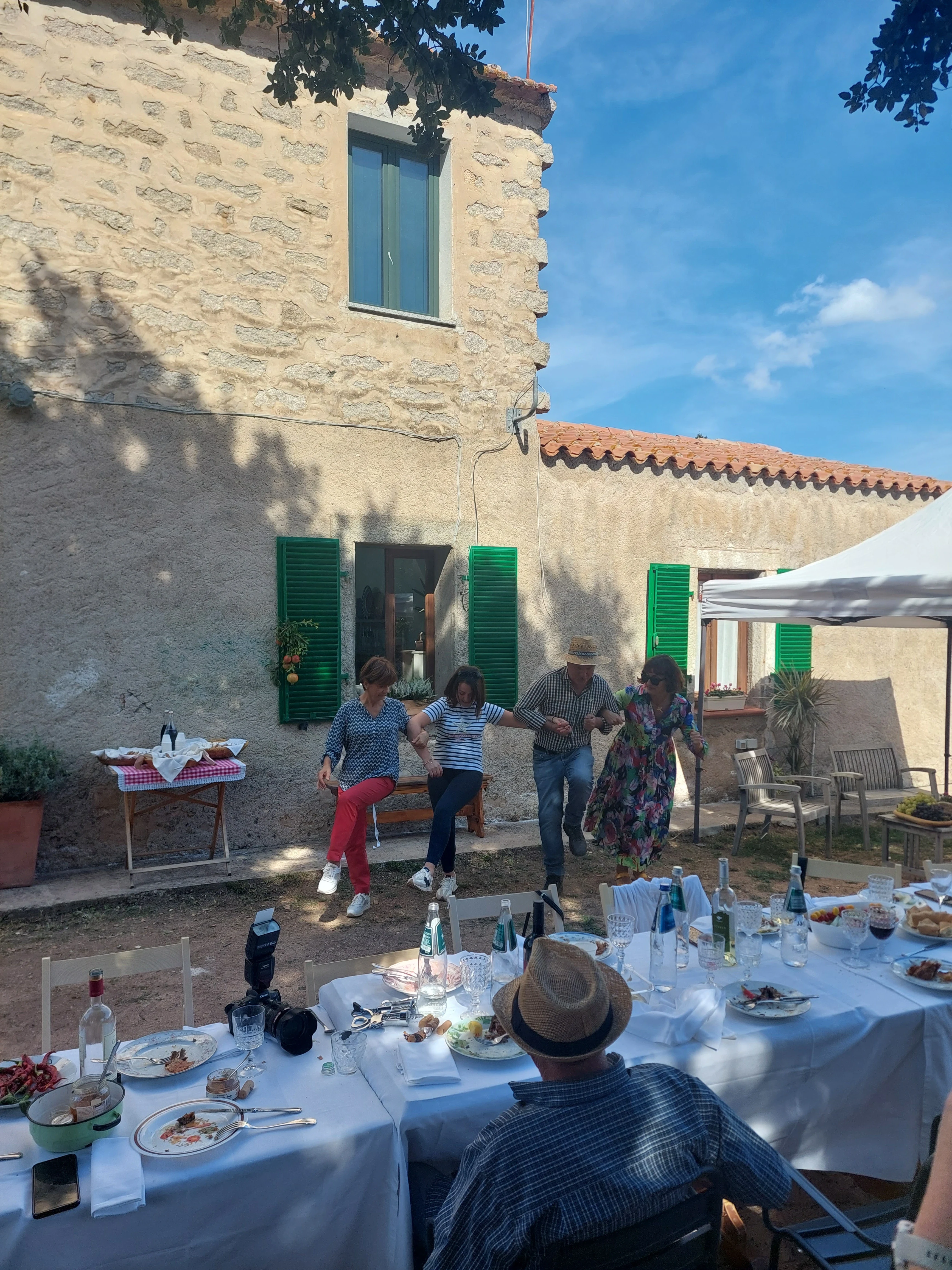 IT-studiereis-Countryside farm lunch-familie aan het dansen.webp