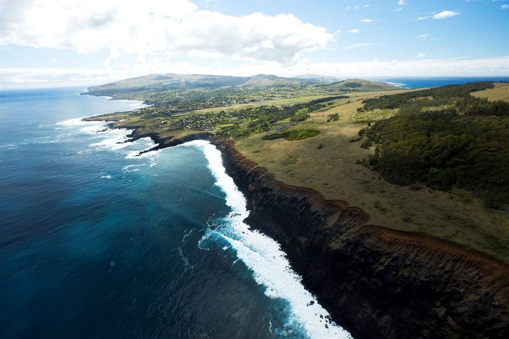 CL - Paaseiland Explora Rapa Nui - Island shore.jpg