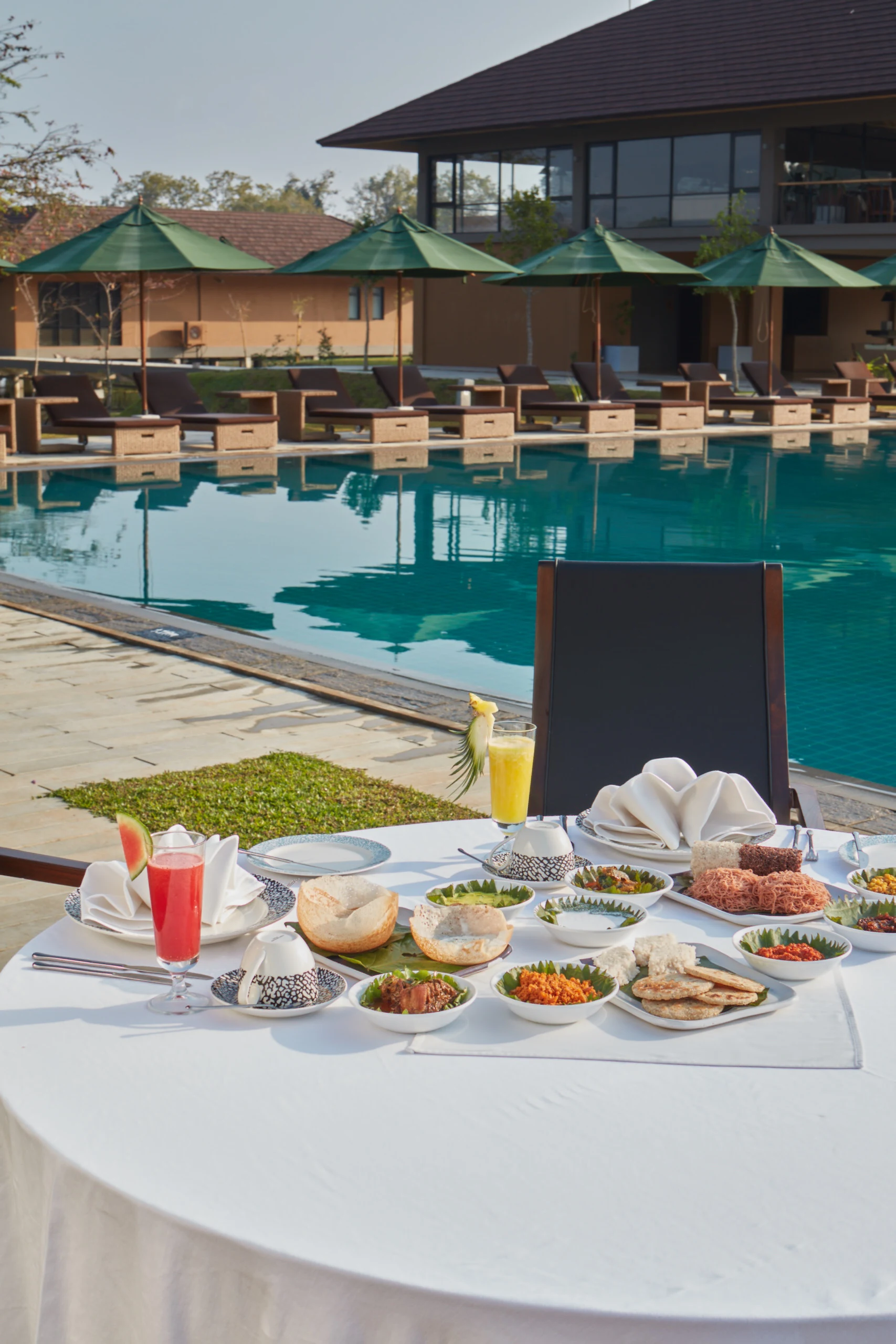 LK - Sigiriya - Water Garden -  breakfast by pool.webp