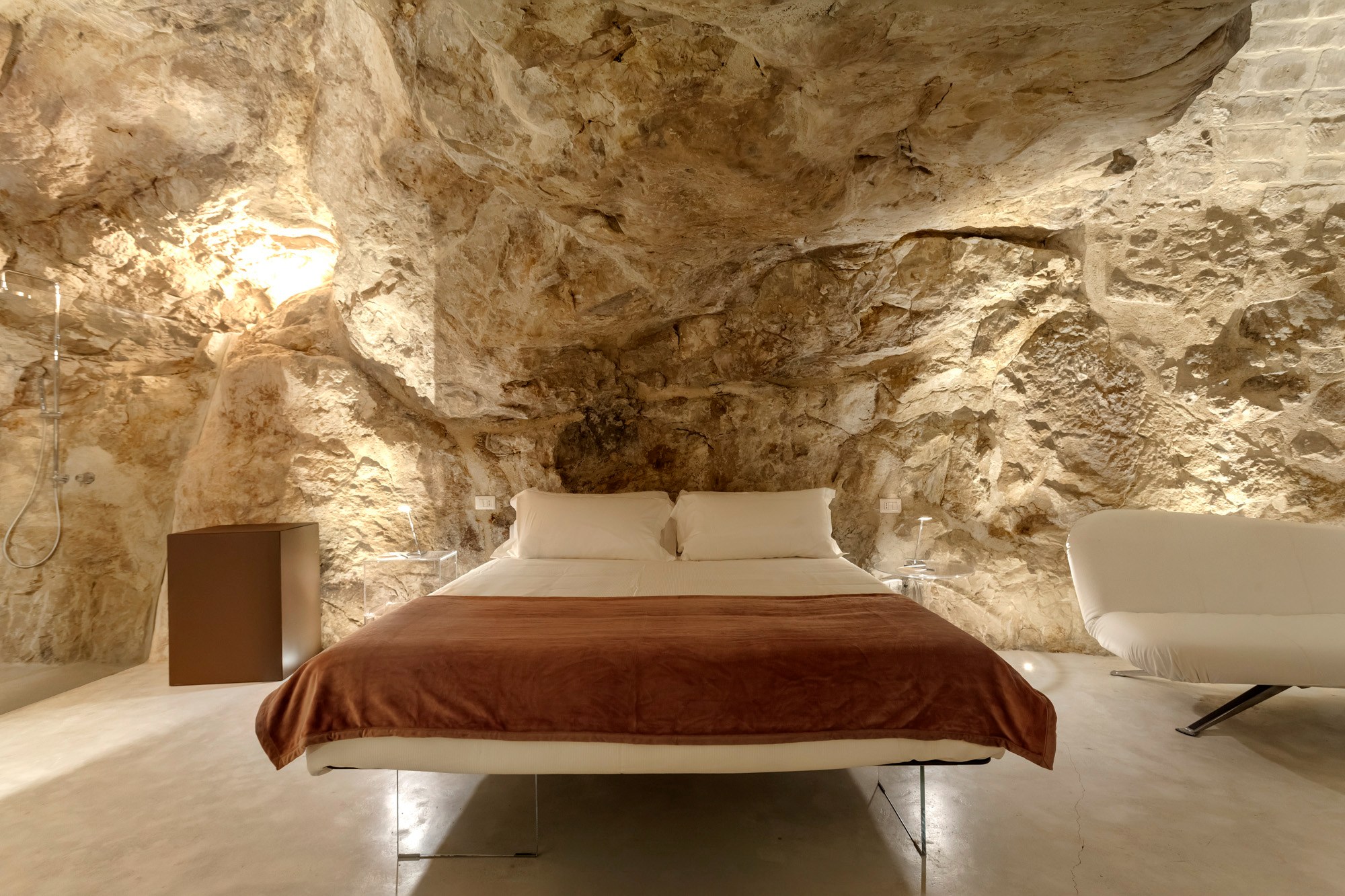 IT-Accommodatie-Locanda Don Serafino-luxury suite bedroom bed.jpg
