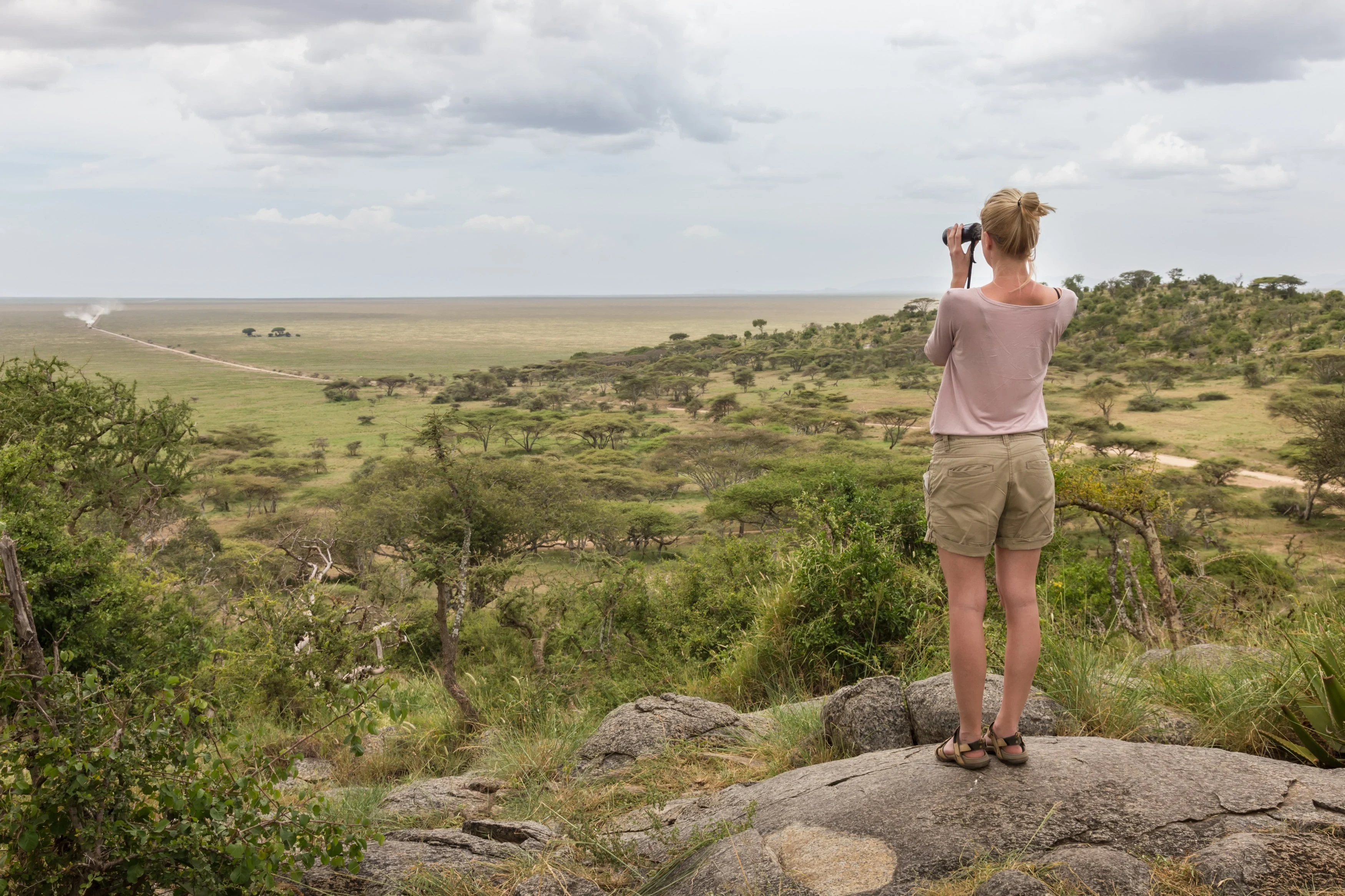TZ-Shutterstock-Serengeti_Binoculars.webp