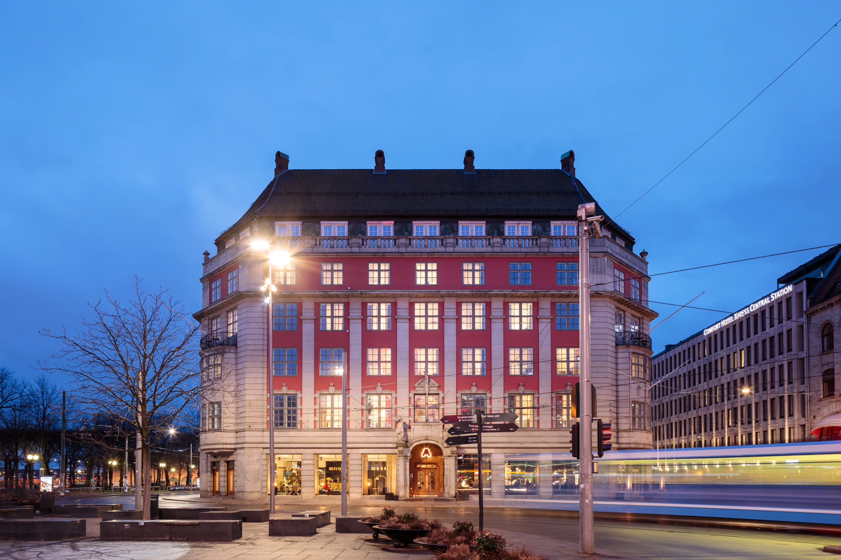 NO-Accommodatie-Hotel-Amerikalinjen-exteriornight.webp