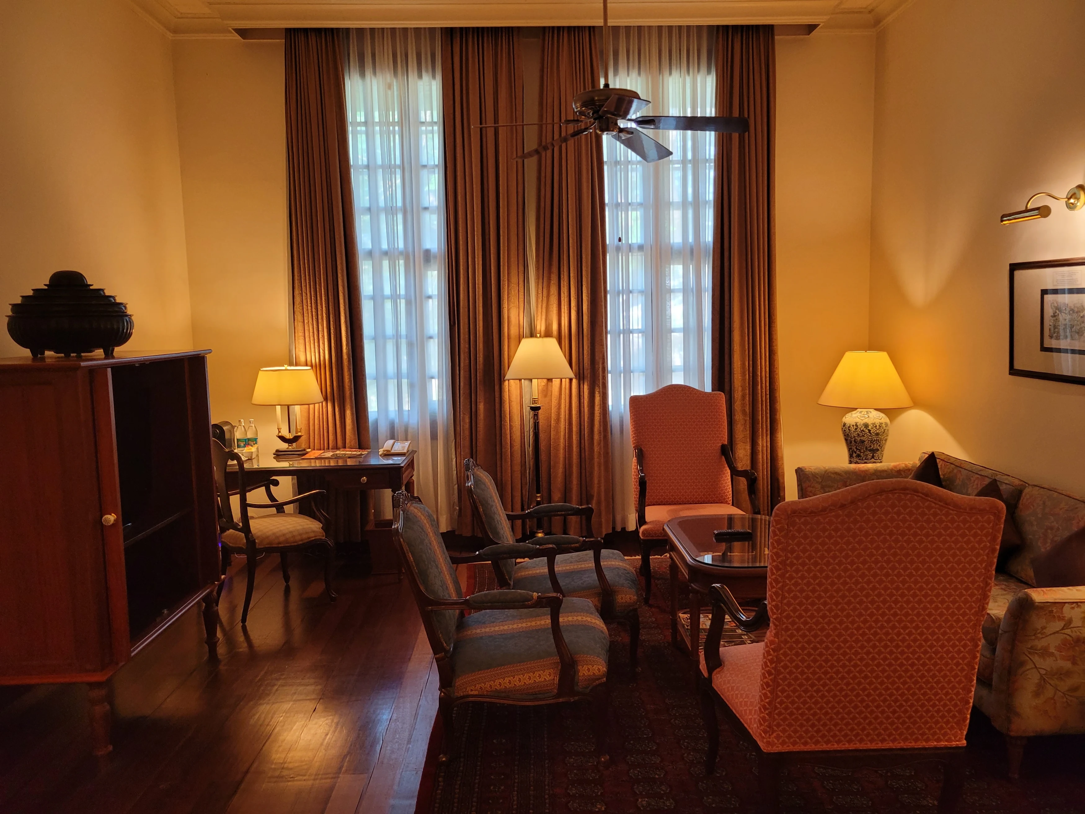 LA-Studiereis Evelyn- Settha palace- livingroom.webp