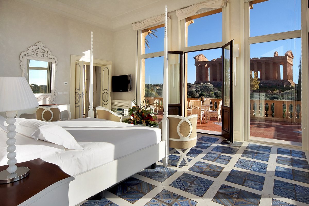 IT - Accommodatie - Hotel Villa Athena - Bedroom with view.jpg