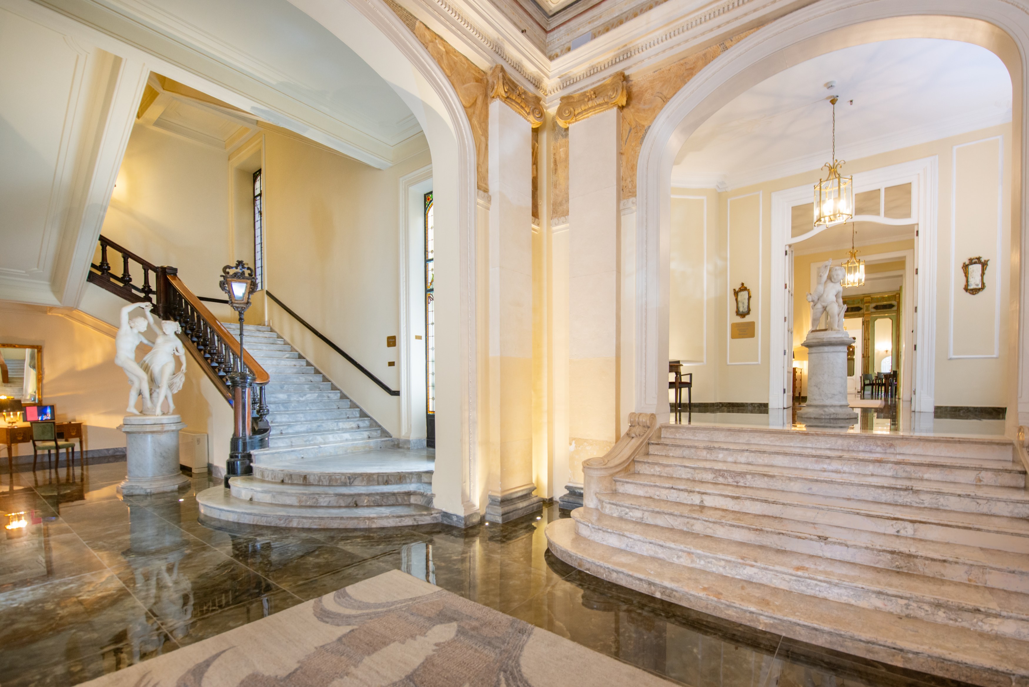 IT-Accommodatie-Grand Hotel et Des Palmes-hall stairs.jpg