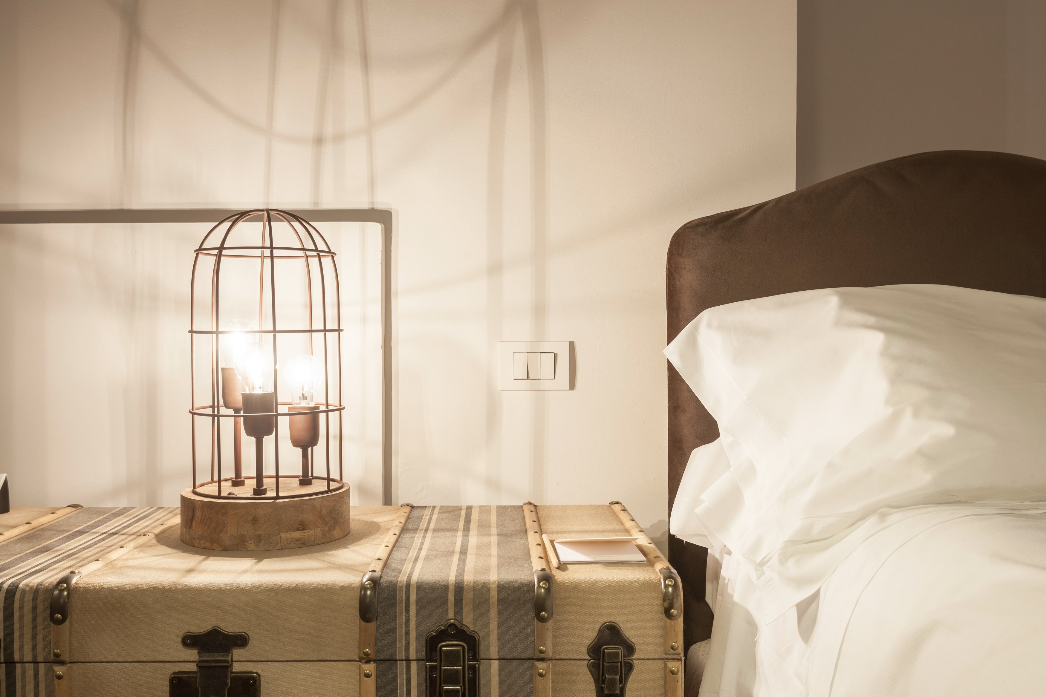 IT-Accommodatie-Locanda Don Serafino-Junior suite bedroom bed.jpg