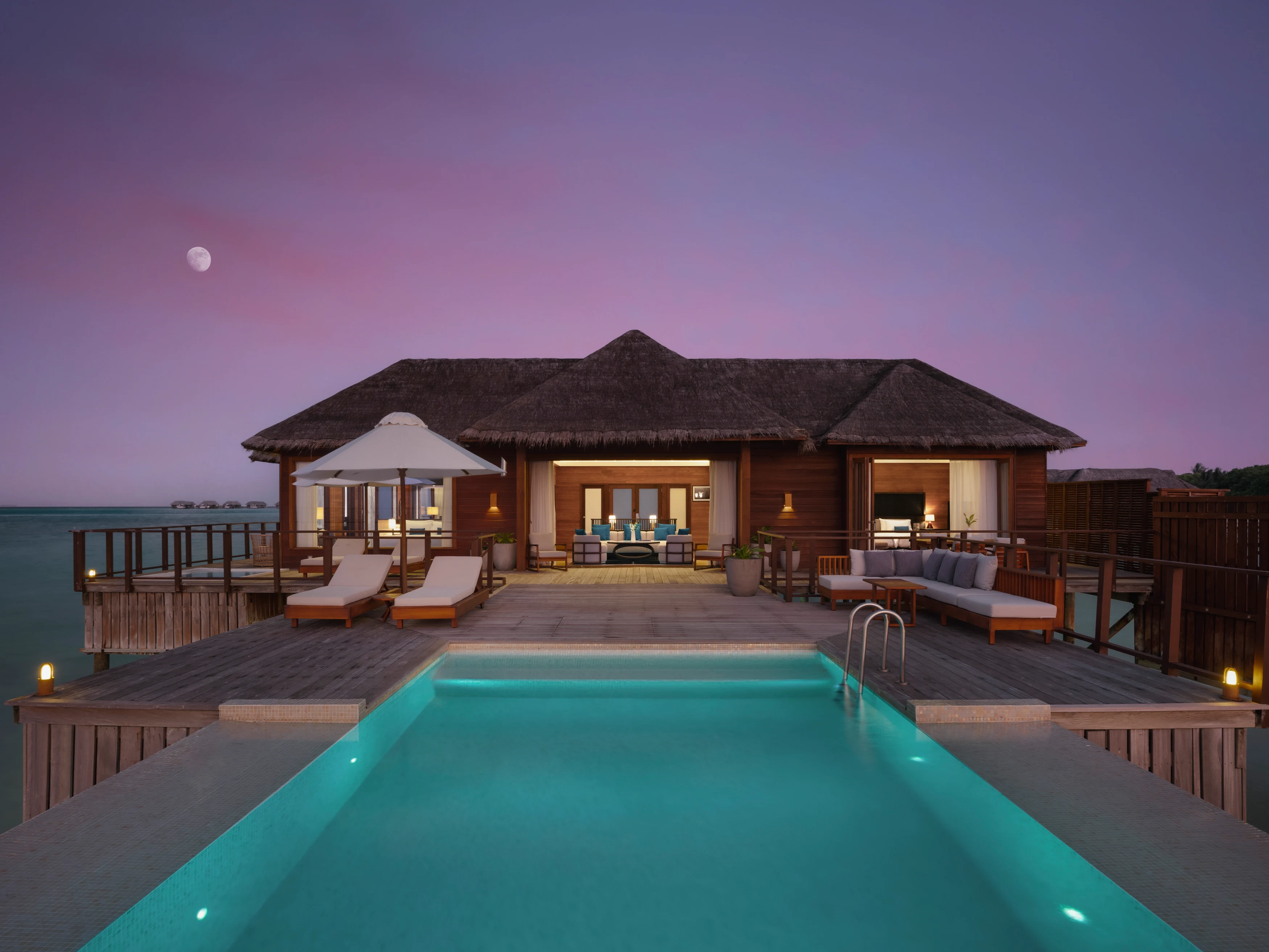MV-Accommodatie-Conrad-Maldives-Rangali-Island-BeachSuiteWithPool-Deck-Night (1).webp