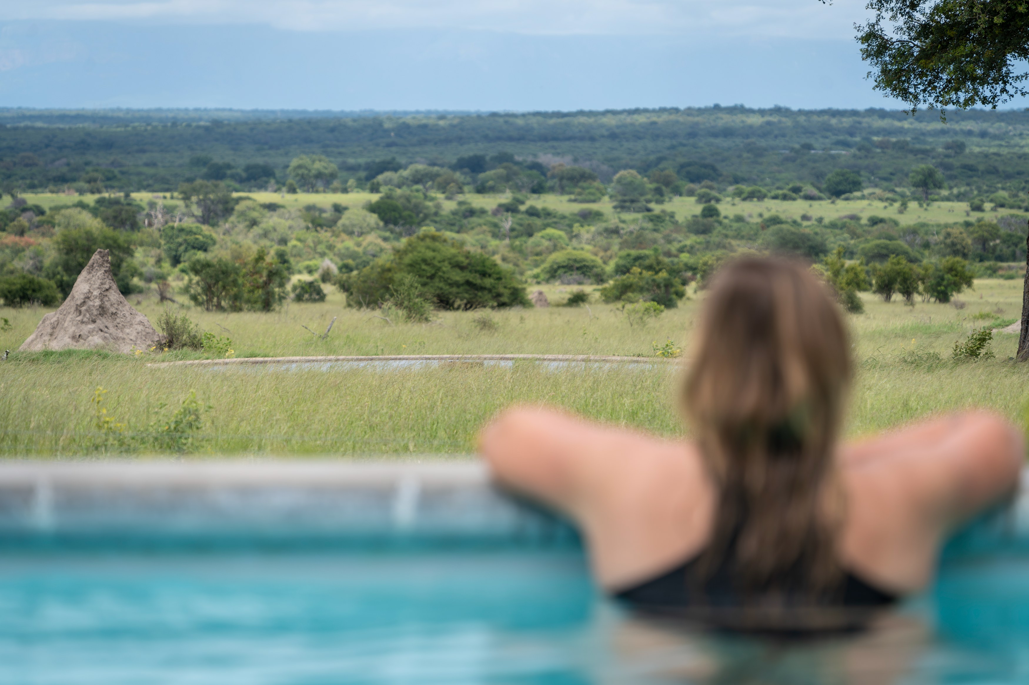 ZA-Walkers Plains - Zwembad zicht op Waterhole.jpg