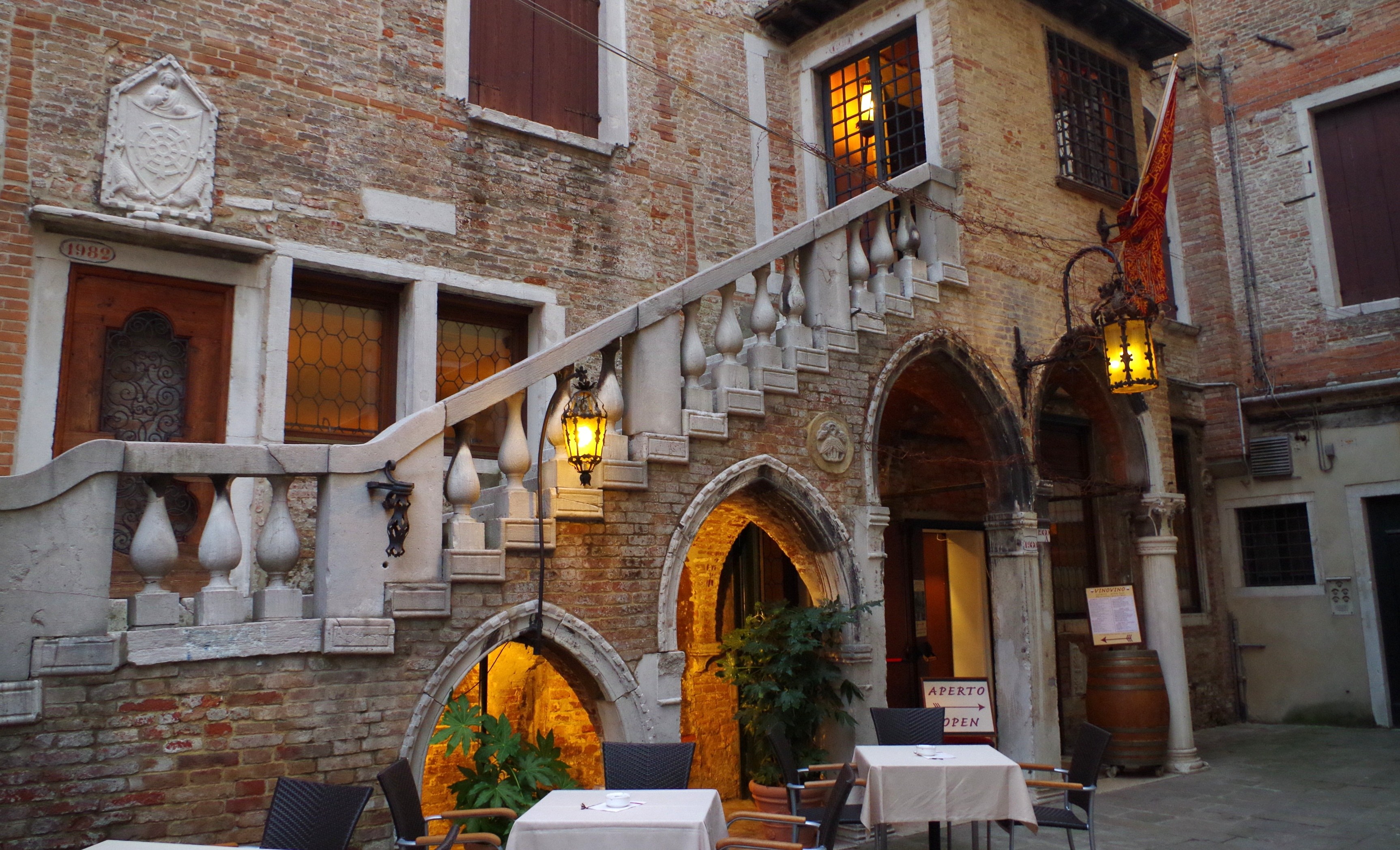 IT-Bacari-tour-by-Belmond-restaurant-example.jpg