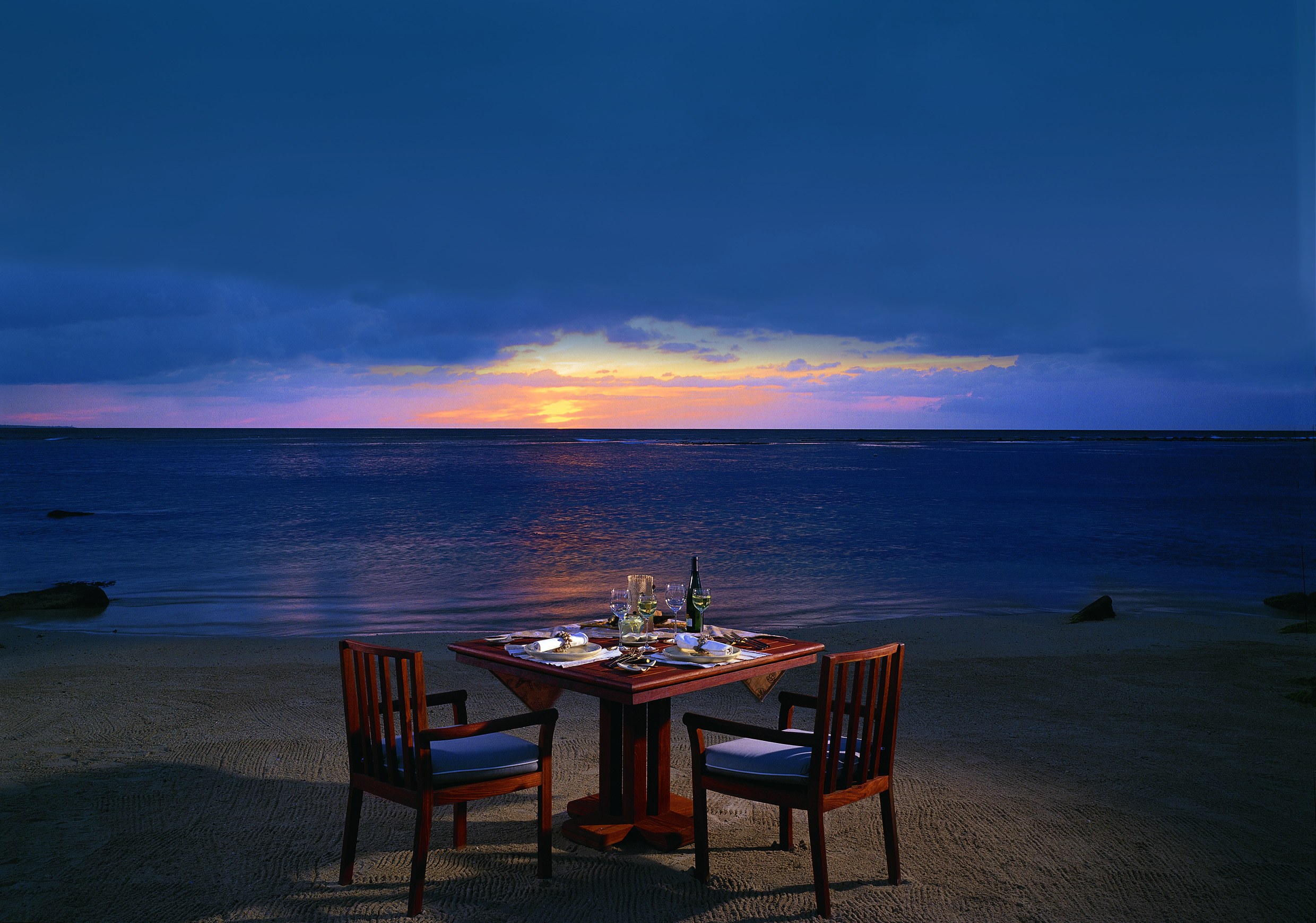 MU - The Oberoi Mauritius - Private dining on the beach.jpg