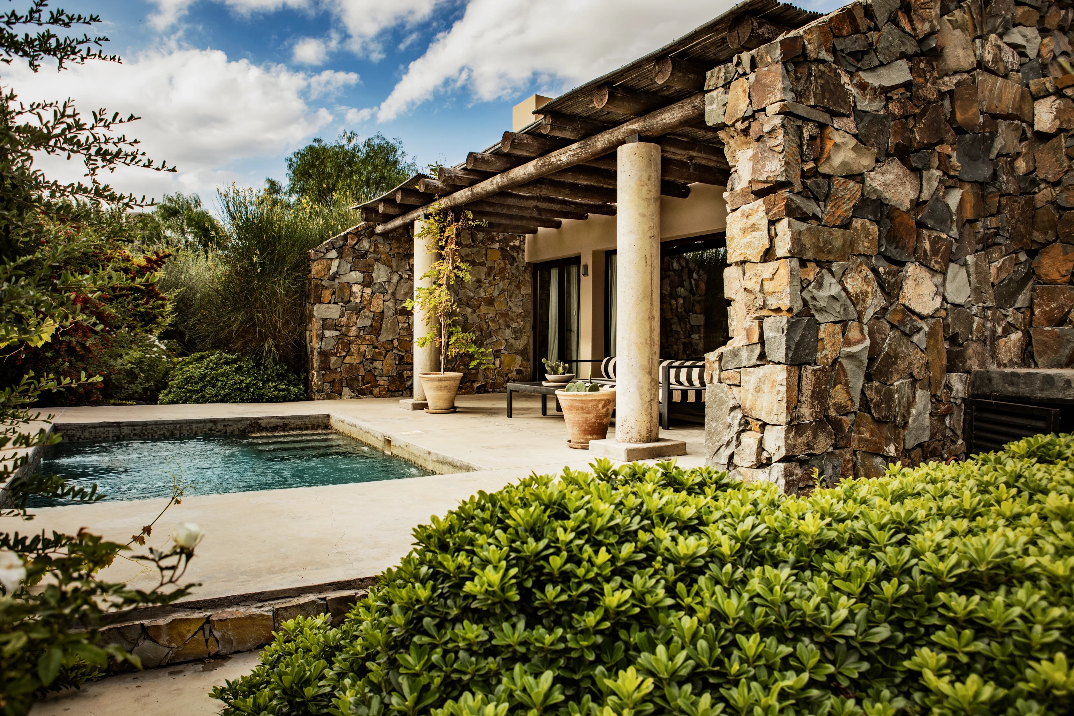 AR - accommodatie - Cavas Wine Lodge - pool.webp