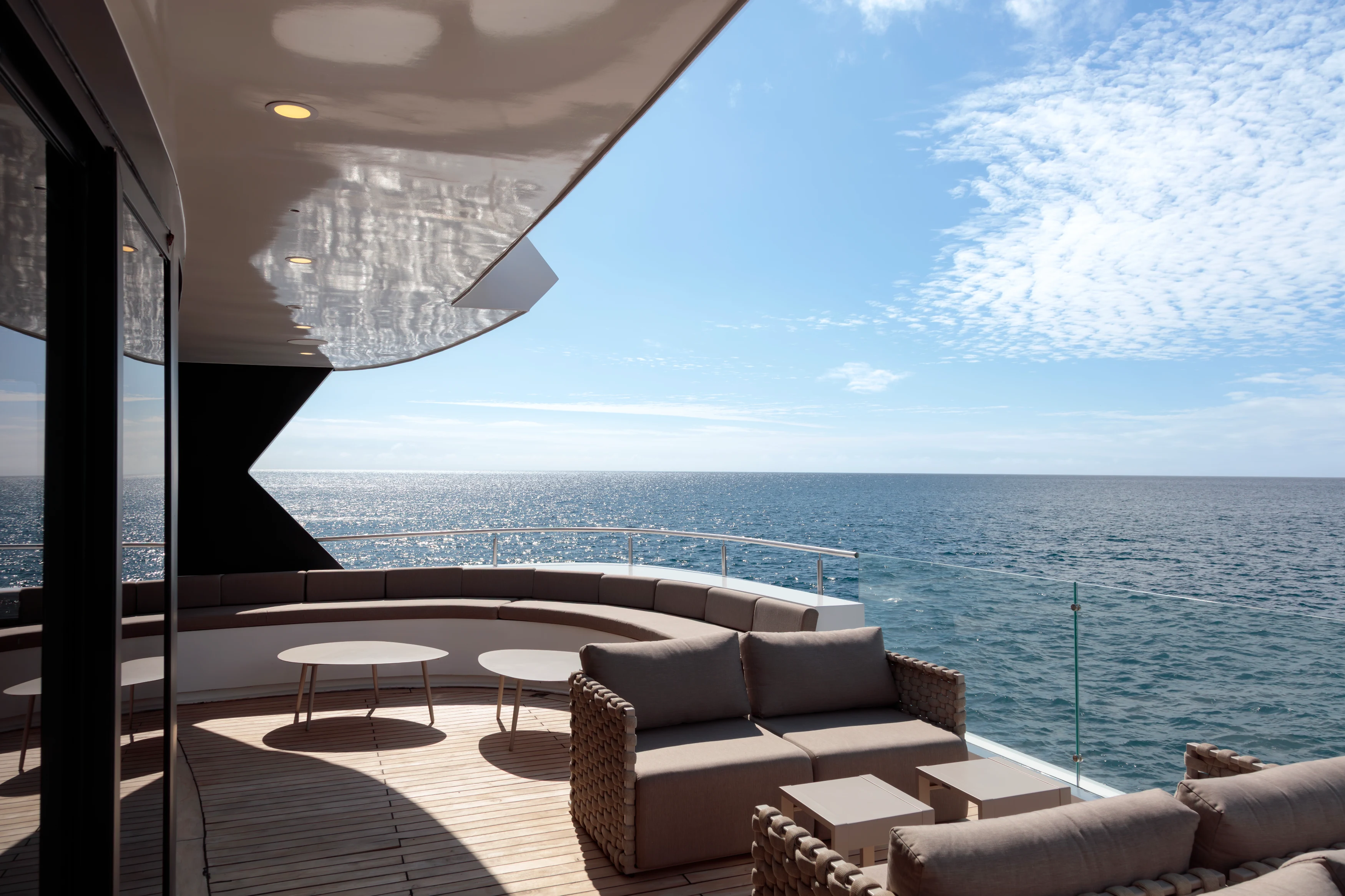 EC-Accommodatie-Hermes-Catamaran-Aperitive-Lounge2.webp