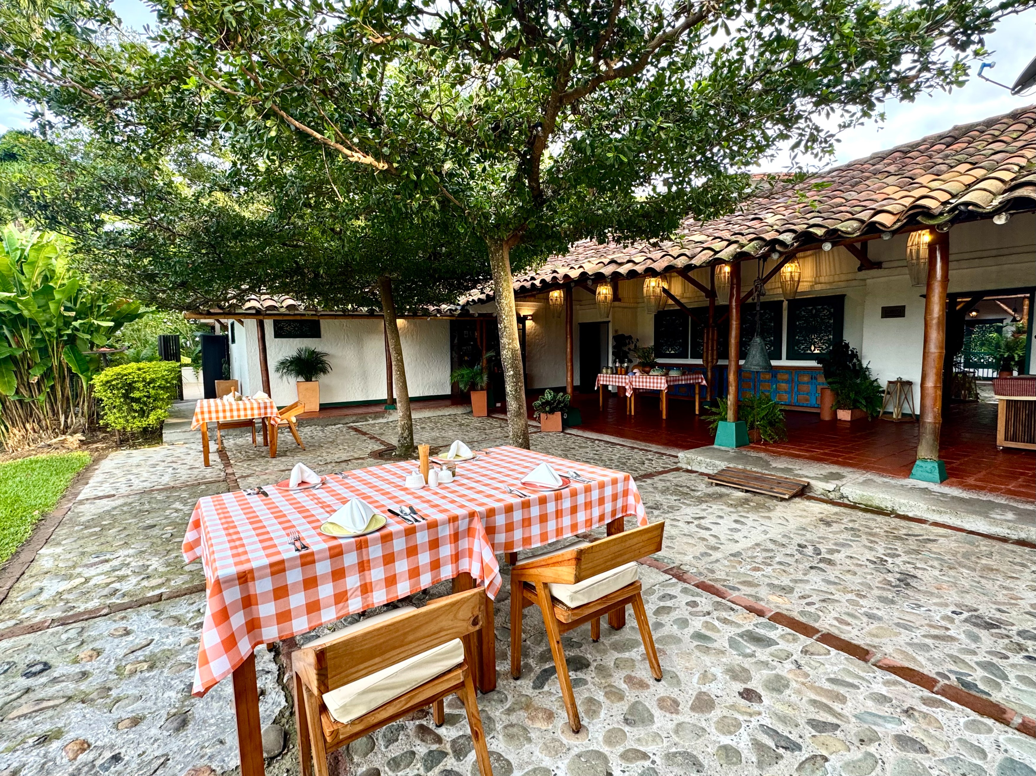 CO-Accommodatie-Hacienda-Bambusa-dining.jpg