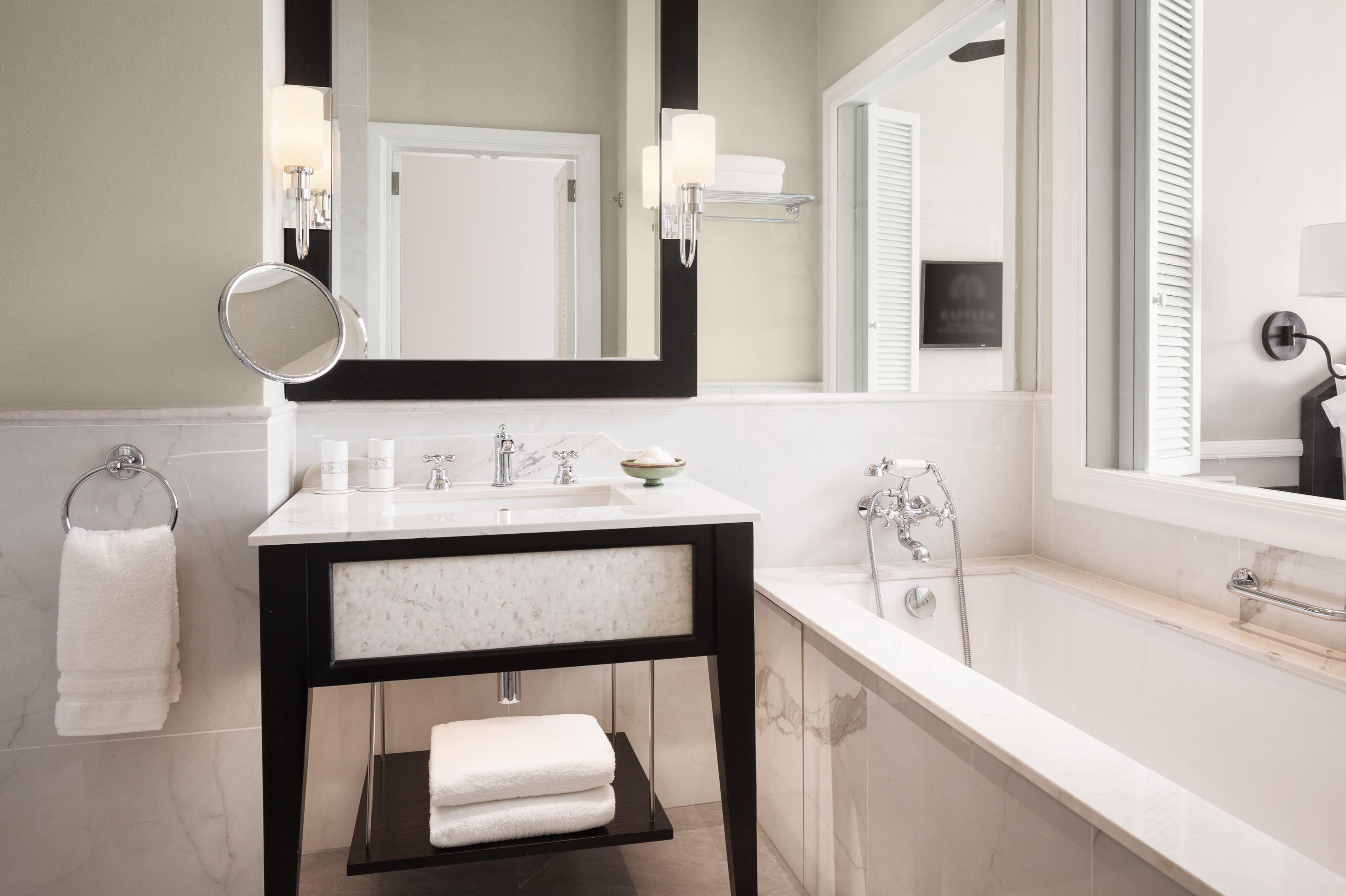 KH - Raffles le Royal - State Room Bathroom.jpg