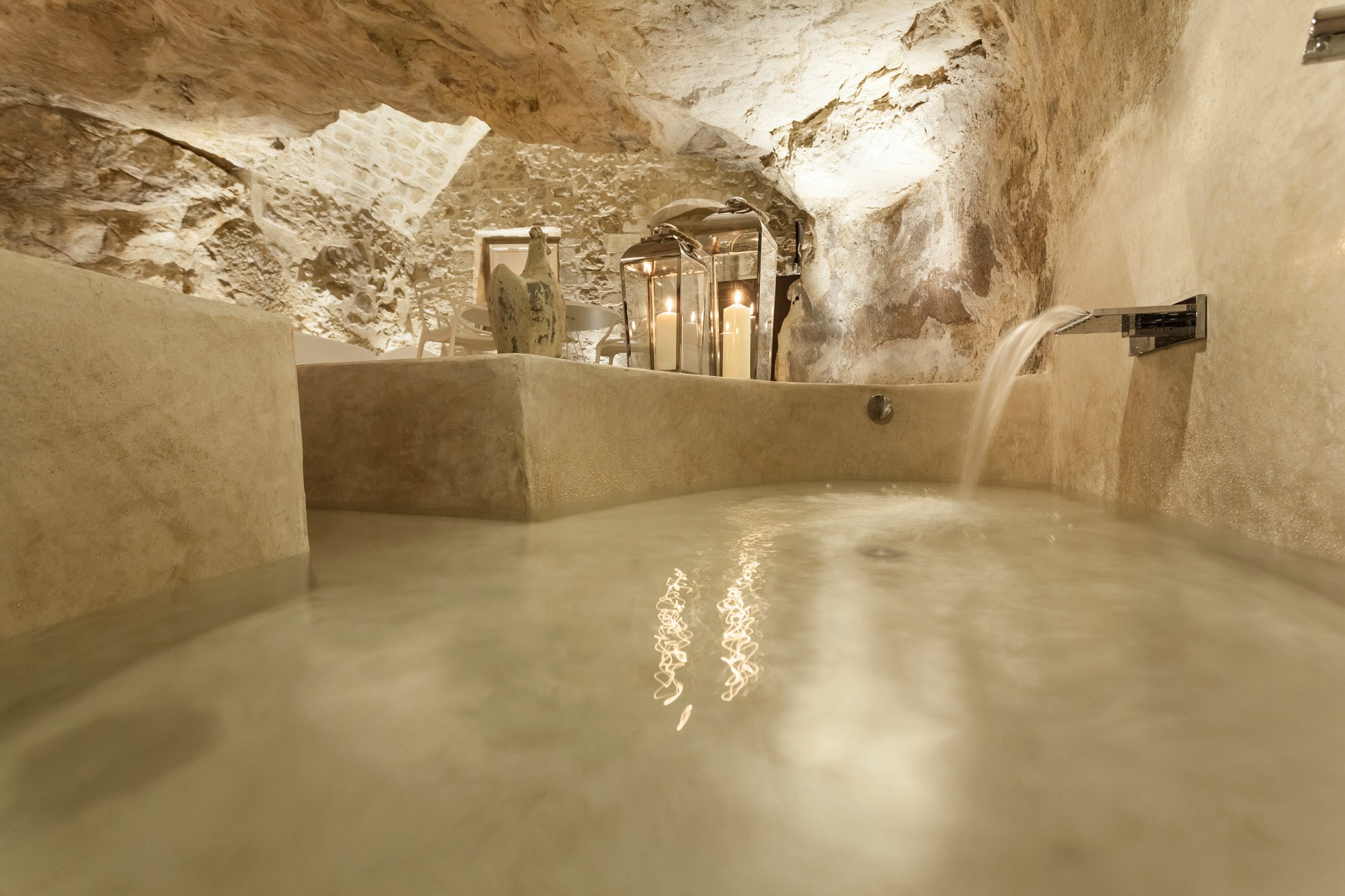 IT-Accommodatie-Locanda Don Serafino-luxury suite hottub.jpg