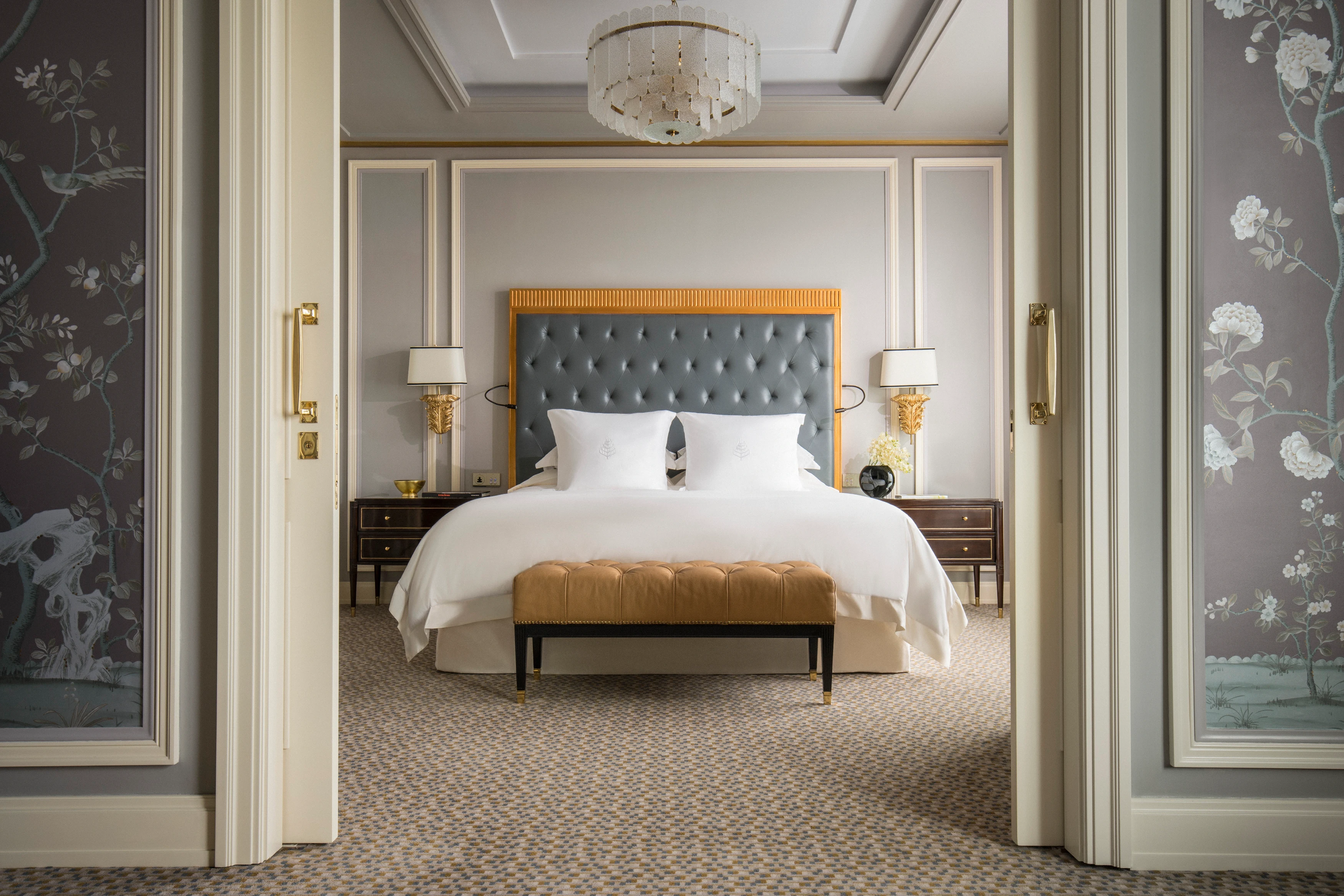 ID-Accommodatie-Four-Seasons-Jakarta-Deluxe-Suite-Bed.webp