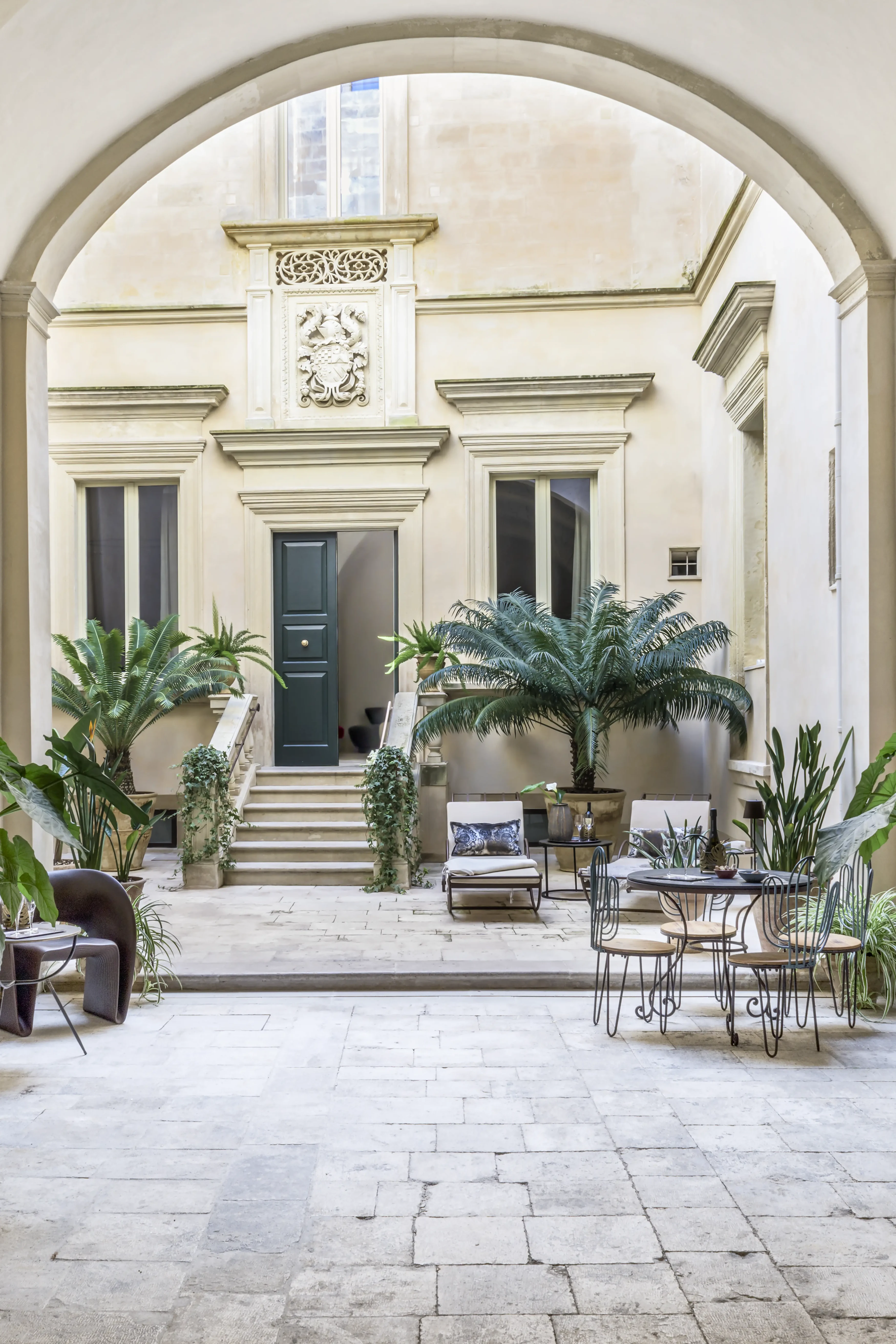 Palazzo Maresgallo - dimora storica - b_b - luxury - Lecce - Salento - Holiday - vacanza - facciata esterna - scale corte 3.webp
