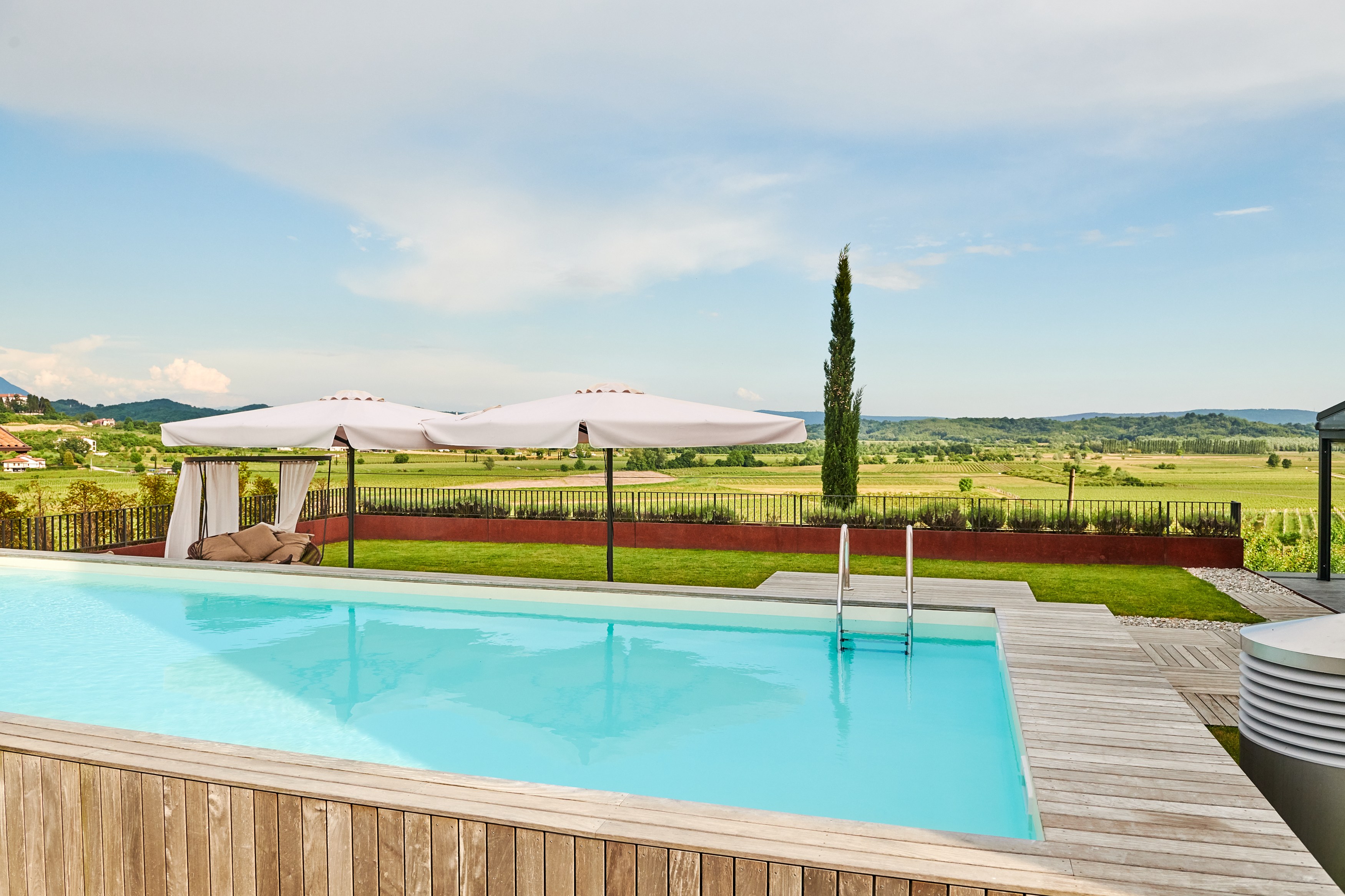 SI-Hotel Gradic-pool-©_Manuel_Kovsca_21.jpg