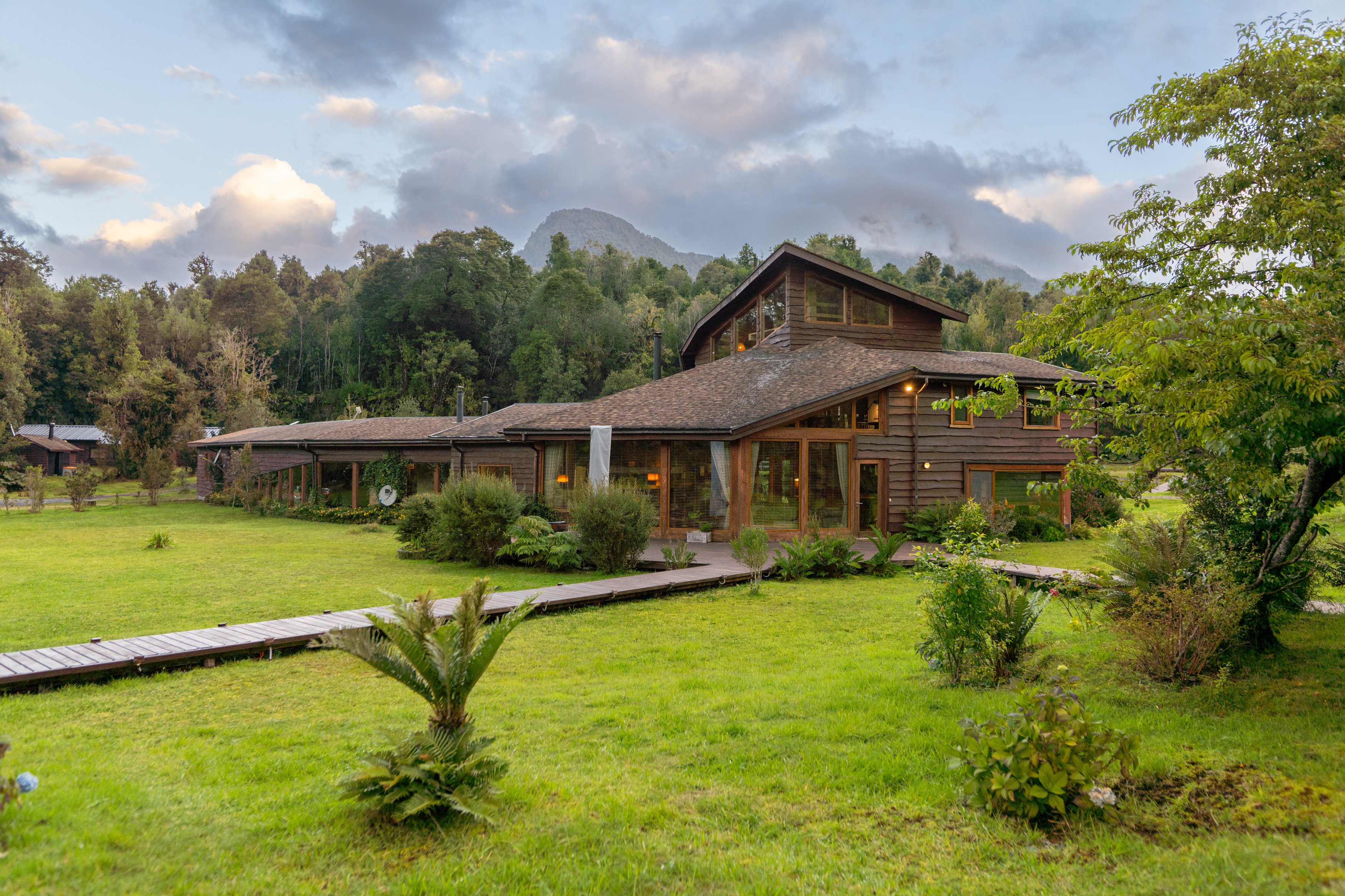 CL - Acommodatie - Melimoyu Lodge - Header.jpg