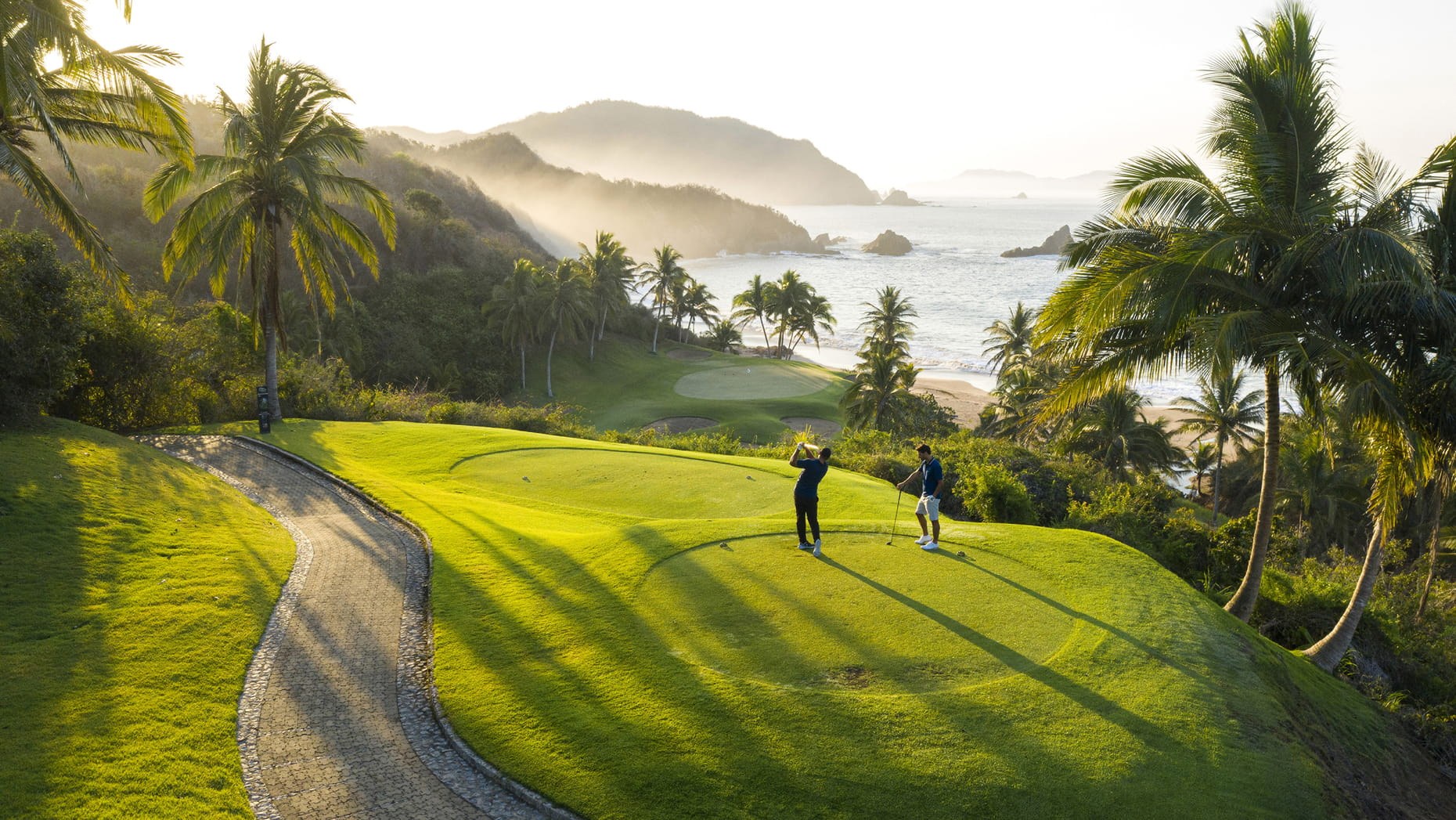 MX-Accommodatie-Four Seasons Tamarindo-playing golf.jpg