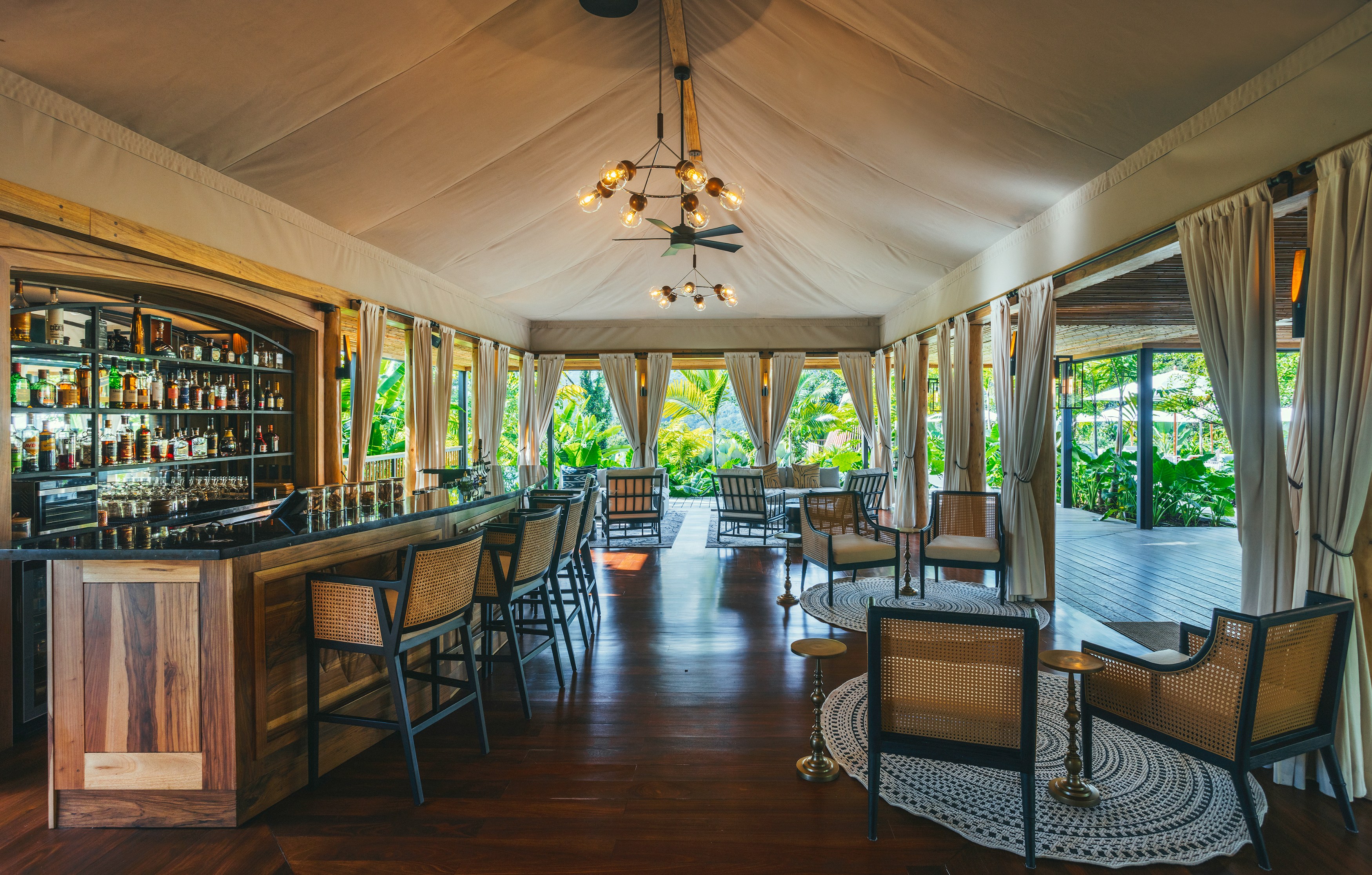 CR-Accommodatie-Nayara-Tented-Camps-henrys-bar.jpg