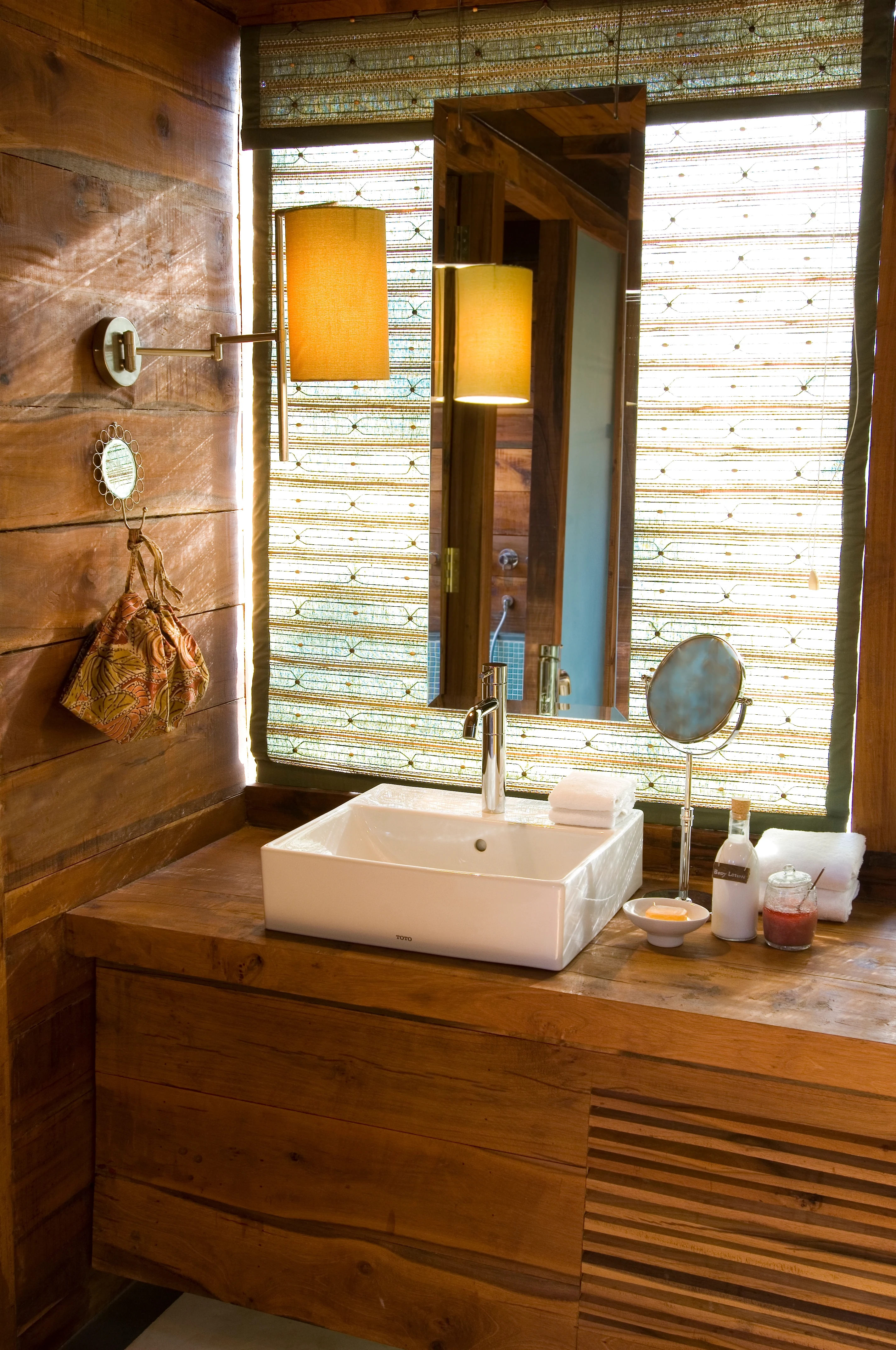 IN - Baghwan Jungle Lodge - Bathroom.webp